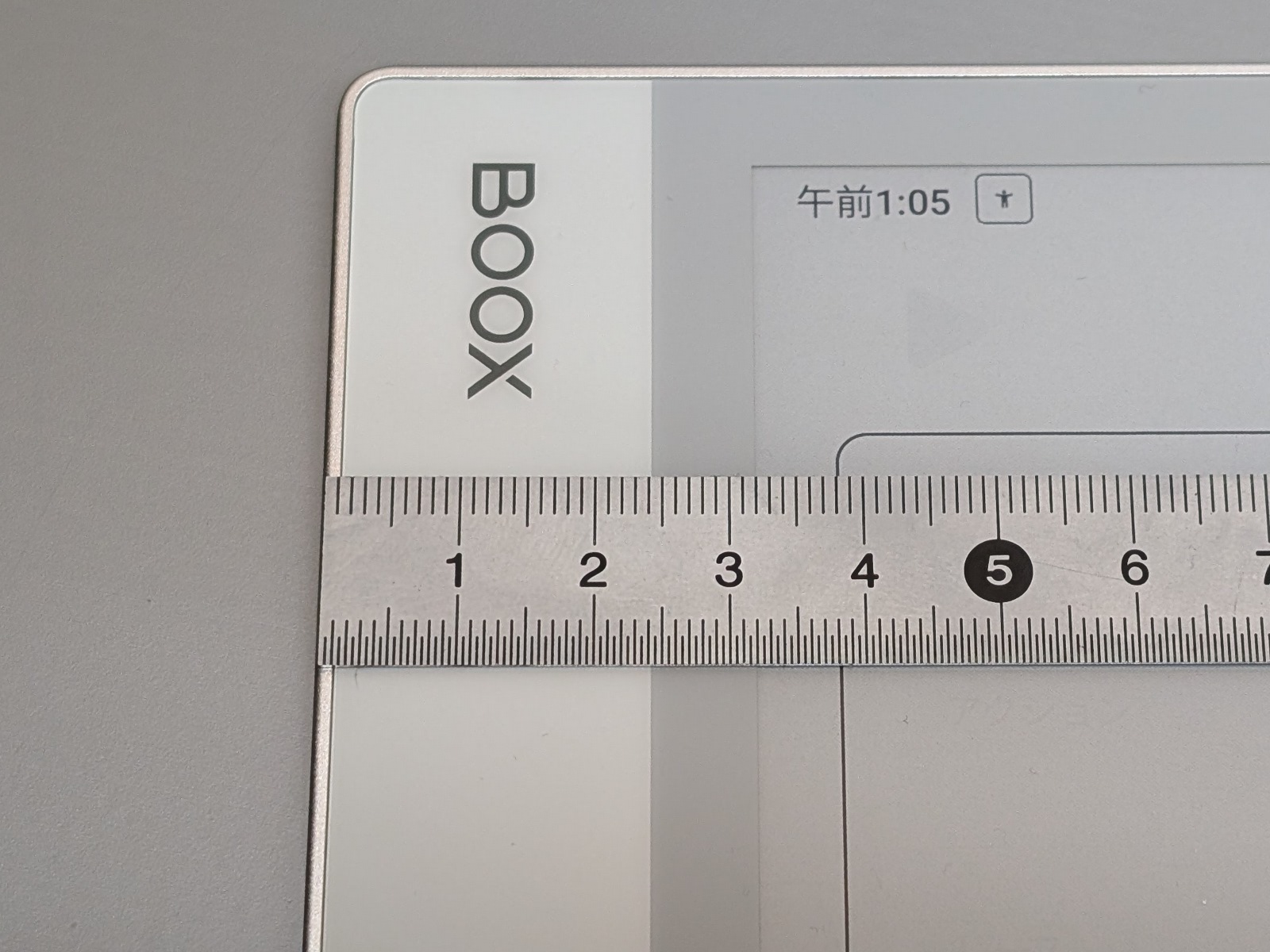 「BOOX NoteMax」は画面横の一方向だけベゼルが広い。幅はおよそ32mm、その他は9.5mm。ちなみに「iPad Air」は上下左右とも9.5mm