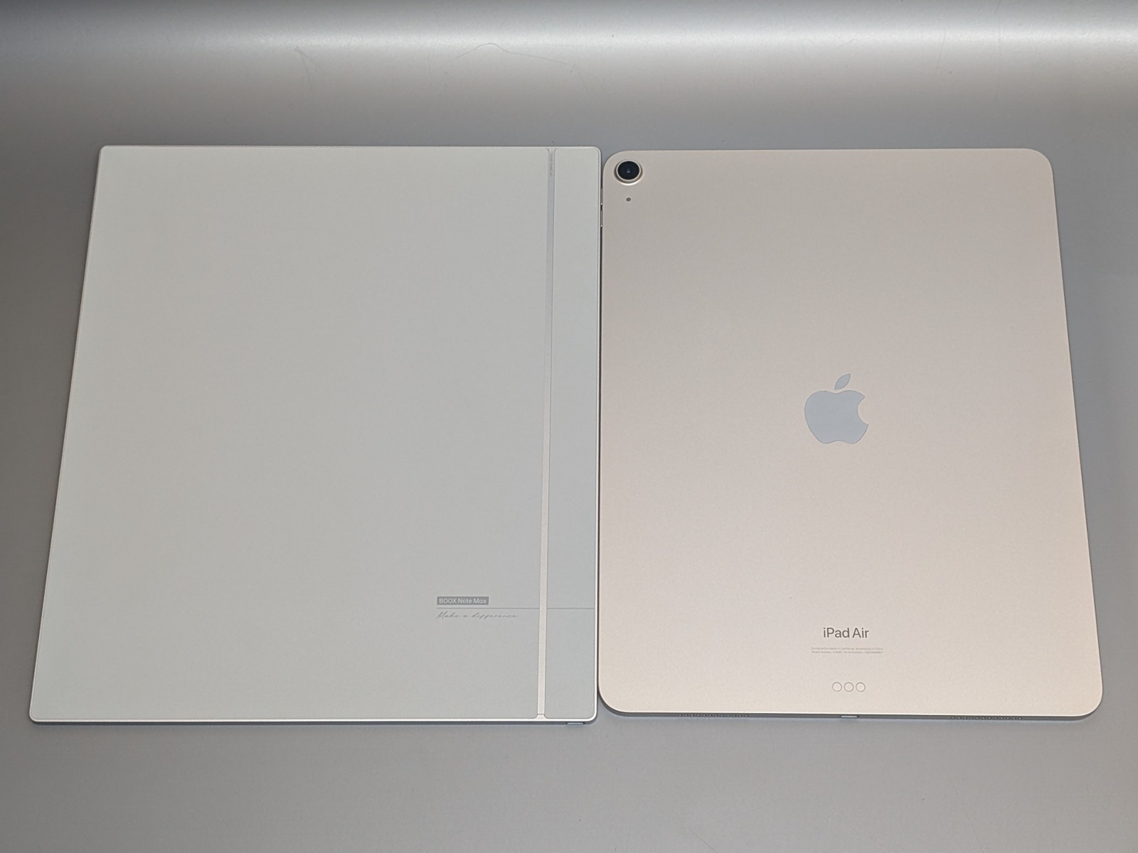 背面の比較。「BOOX NoteMax」（左）の幅の広さが分かる