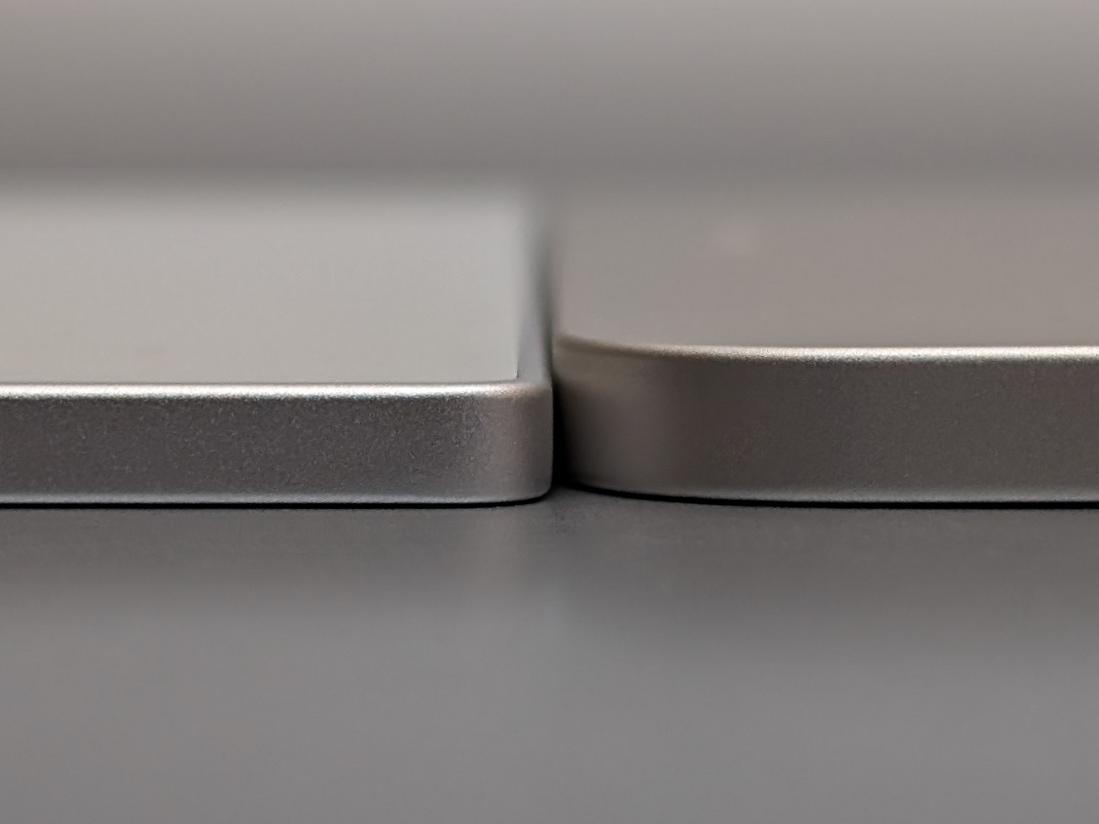 厚みの比較。左が「BOOX NoteMax」、右が「iPad Air」。前者が明らかに薄い