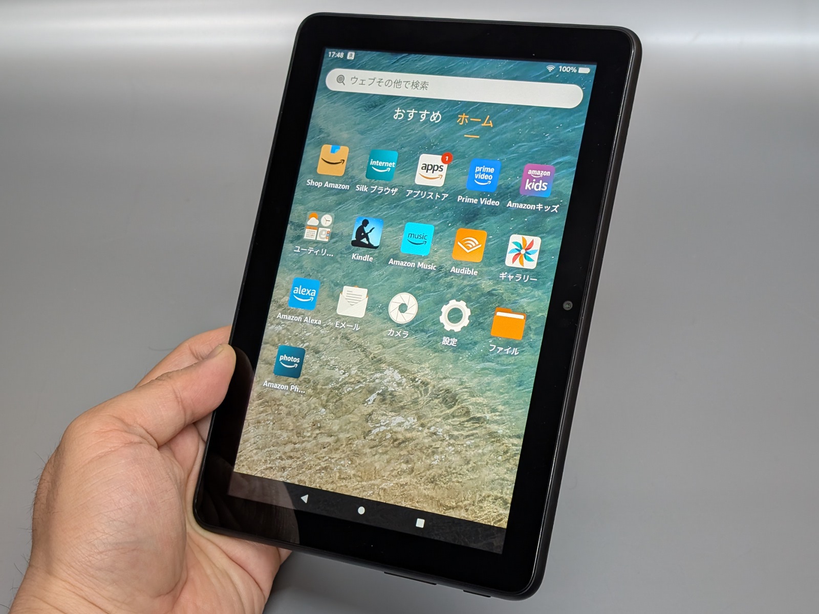 製品外観。インカメラは横向きでの利用を前提とした配置