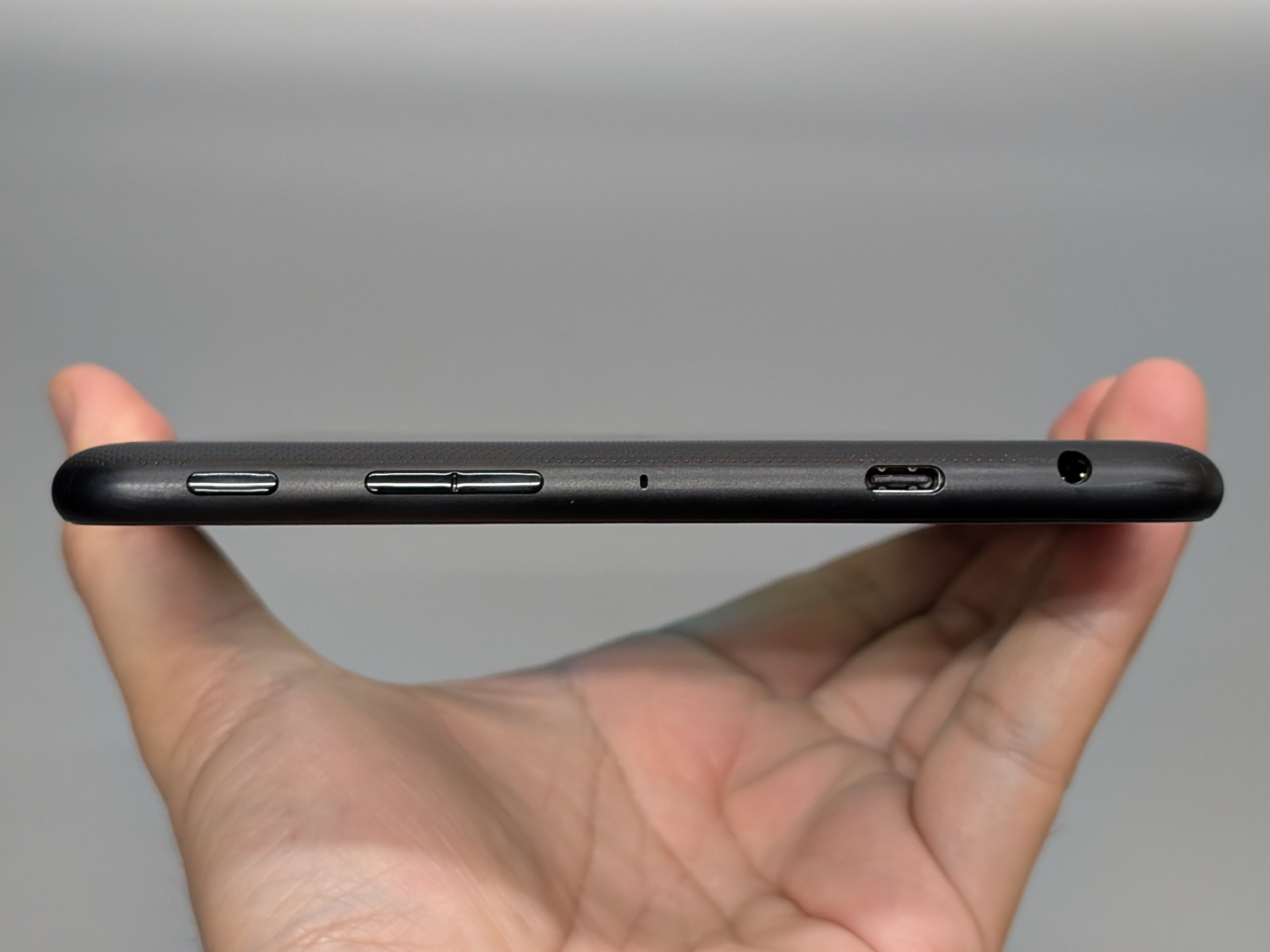 ボタンやポート類はひとつの面にほぼ集中している