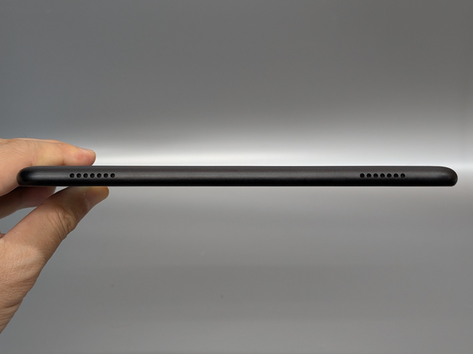 上面にはスピーカーを搭載。この反対側、底面にはメモリカードスロットがある