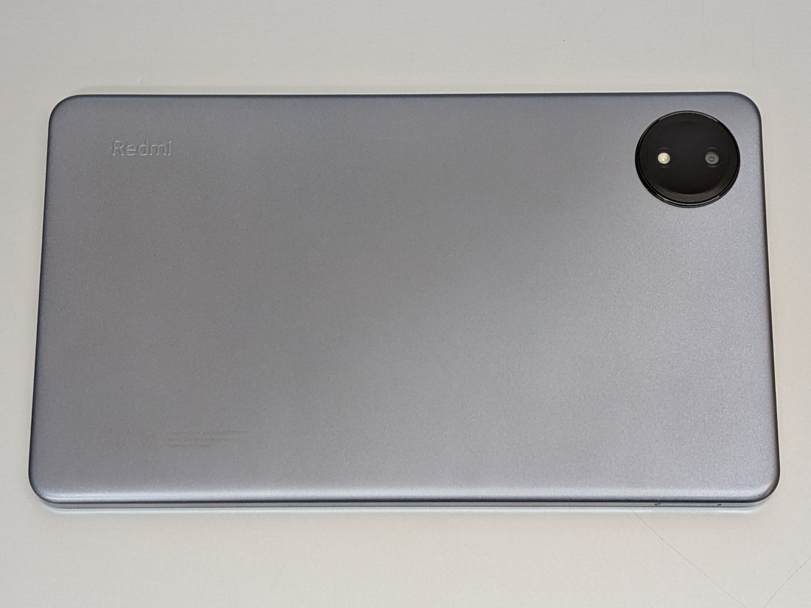 背面。カメラは1眼で、突起のあるデザイン