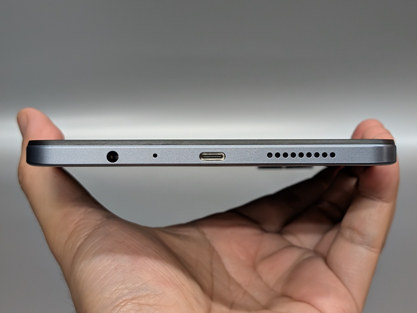 右側面にはイヤホンジャックとUSB Type-Cポートを搭載。スピーカーは両サイドに搭載する