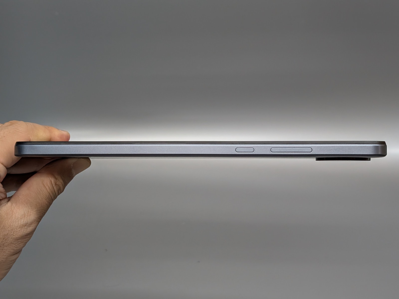 上面には電源ボタンを音量ボタンを搭載する。この反対側、底面にはメモリカードスロットがある