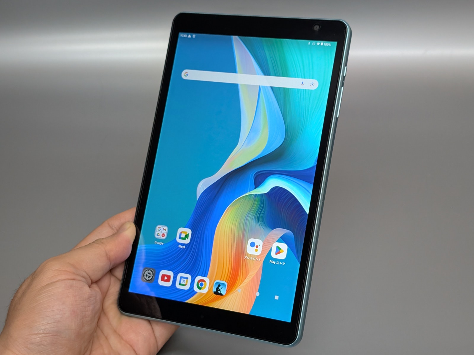 製品外観。インカメラは縦向きでの利用を前提とした配置