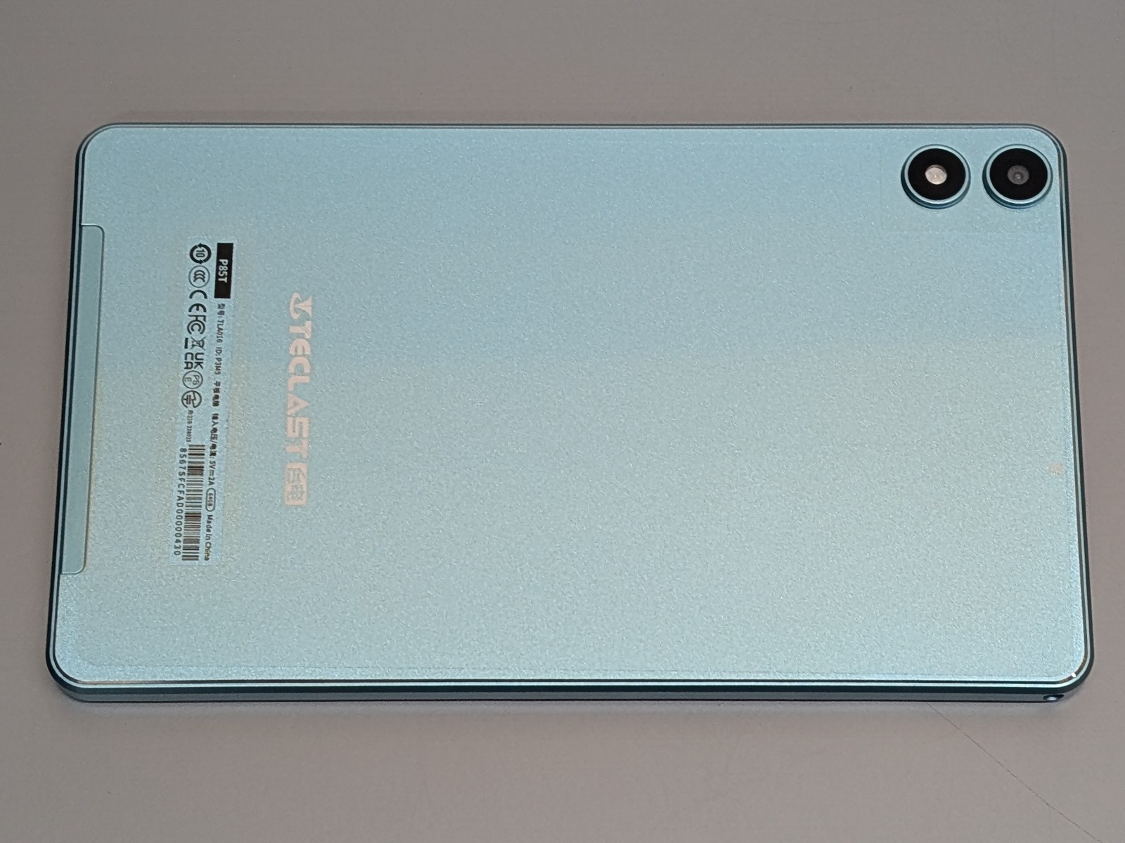 背面。カメラは1眼で、突起のあるデザイン。ミントグリーンのボディが目を引く