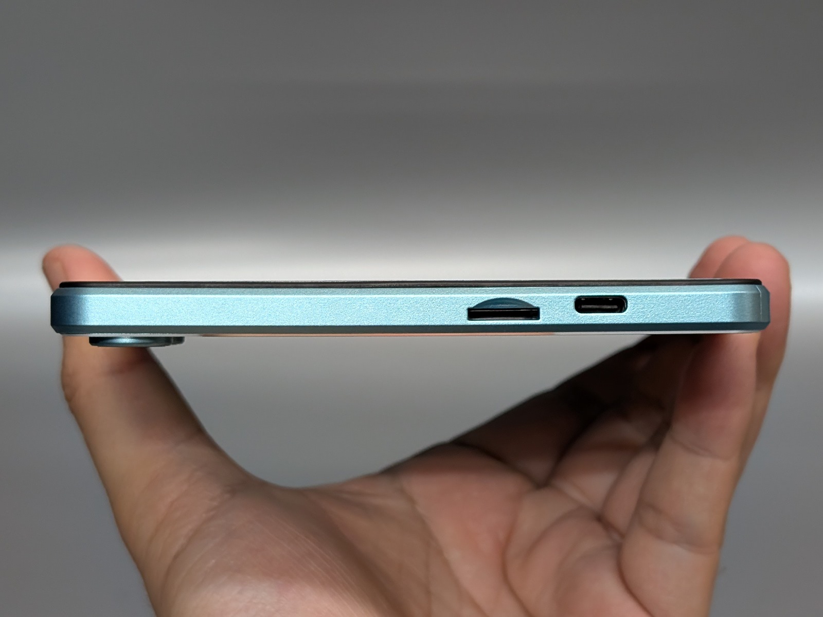 左側面にはカードスロットとUSB Type-Cポートを搭載する。この反対側、右側面にはスピーカーを備える