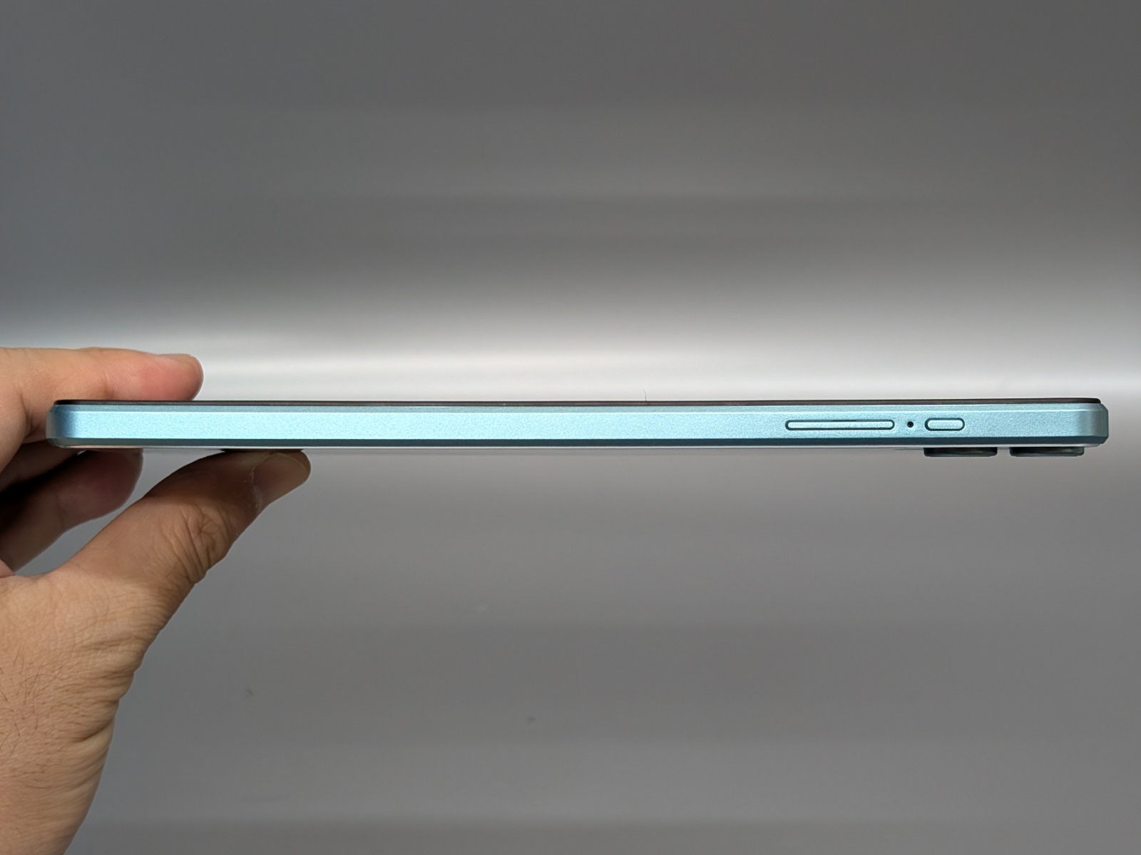 上面には電源ボタンを音量ボタンを搭載する。この反対側、底面にはイヤホンジャックを備える