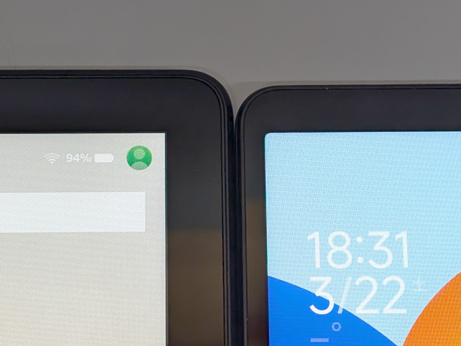 ベゼル幅の比較。左が「Fire HD 8」、右が「Redmi Pad SE 8.7」。「Redmi Pad SE 8.7」のスリムさが目立つ