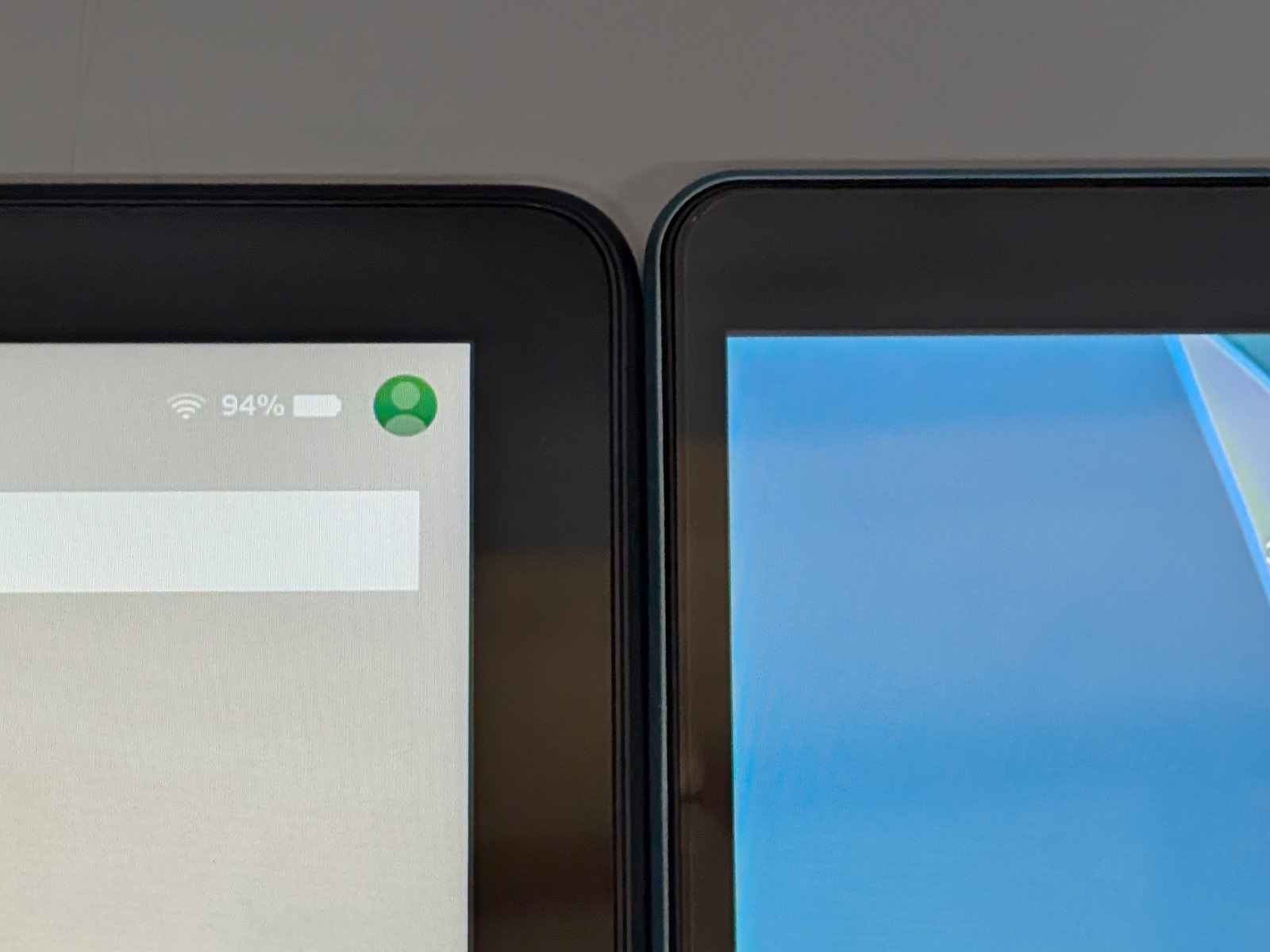 ベゼル幅の比較。左が「Fire HD 8」、右が「P85T」。上部だけならば互角だが、左右ベゼルは「P85T」が圧倒的にスリムだ