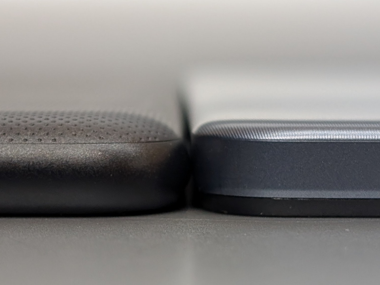 厚みの比較。左が「Fire HD 8」、右が「Redmi Pad SE 8.7」。写真ではあまり差はないが、手に持つと「Fire HD 8」の厚みを実感する