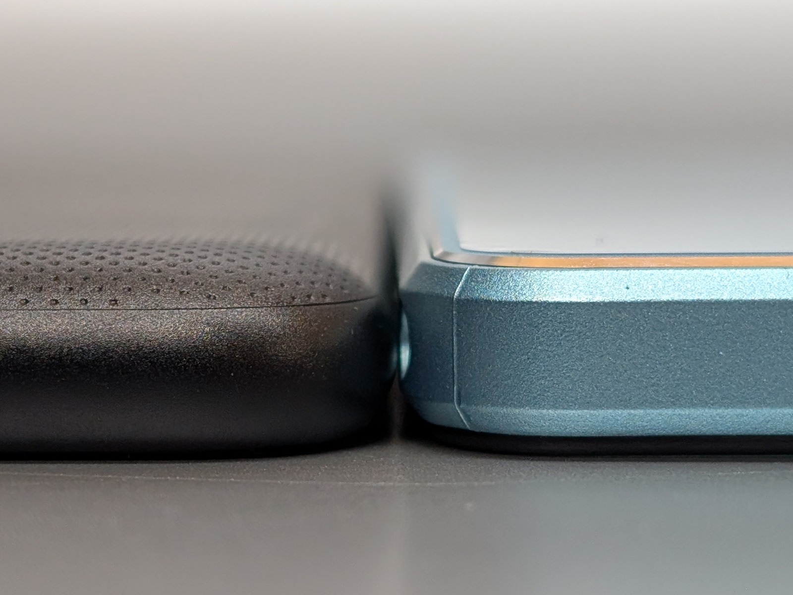 厚みの比較。左が「Fire HD 8」、右がTECLAST 「P85T」。こちらもやはり「Fire HD 8」の厚みが目立つ