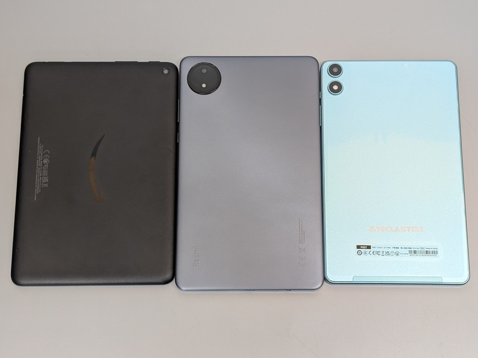 背面の比較。正面よりもむしろこちらのほうが個性的だ