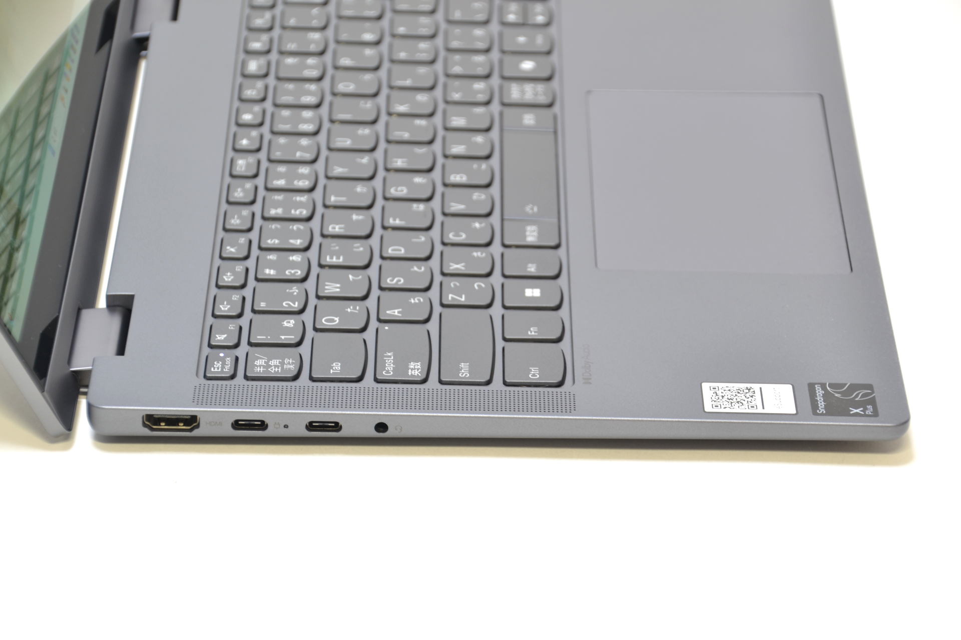 本体左側面にはUSB Type-CやHDMI、ヘッドセット端子を搭載