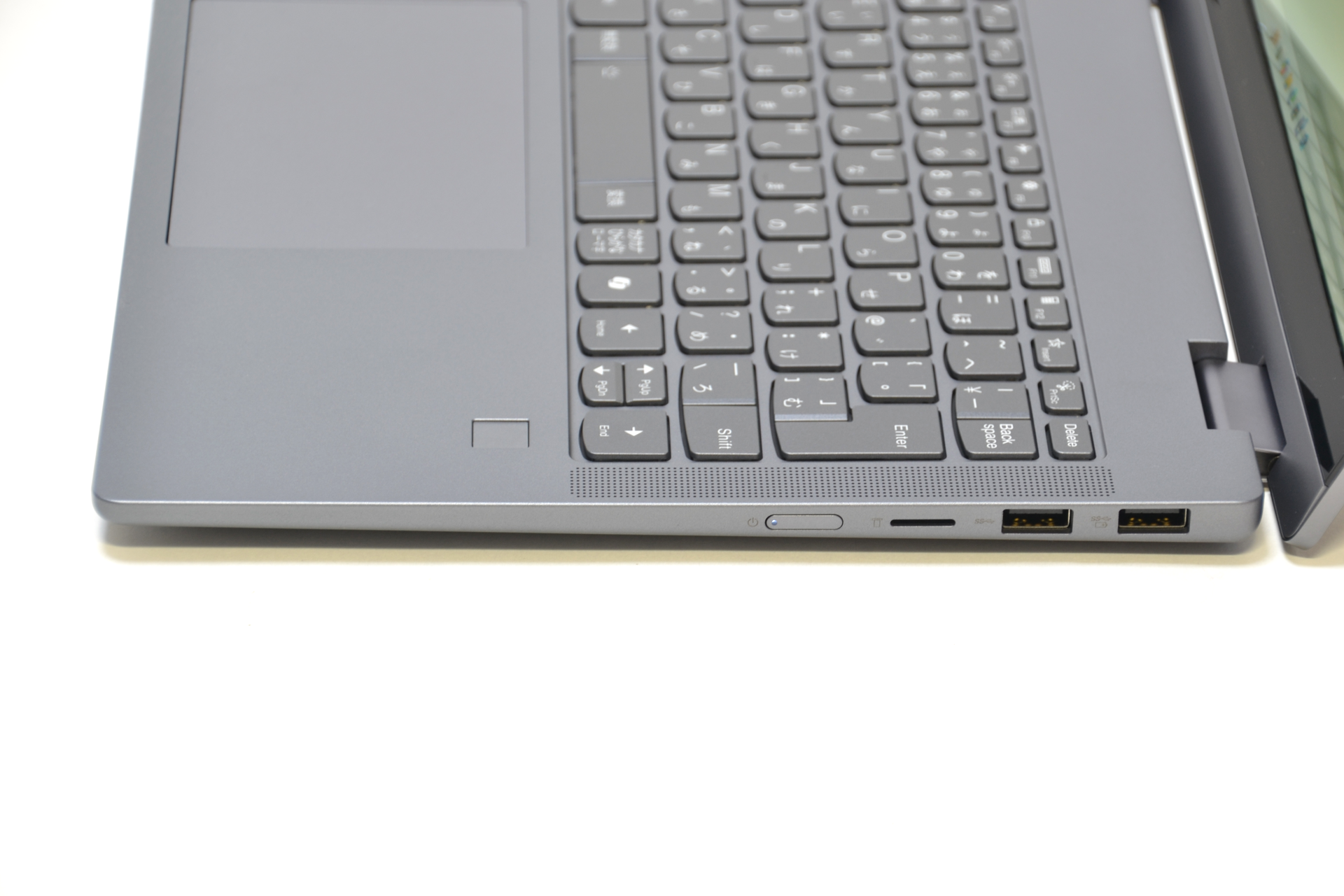 右側面にはUSB Type-AとmicroSDカードスロットが。電源ボタンもこちらにある