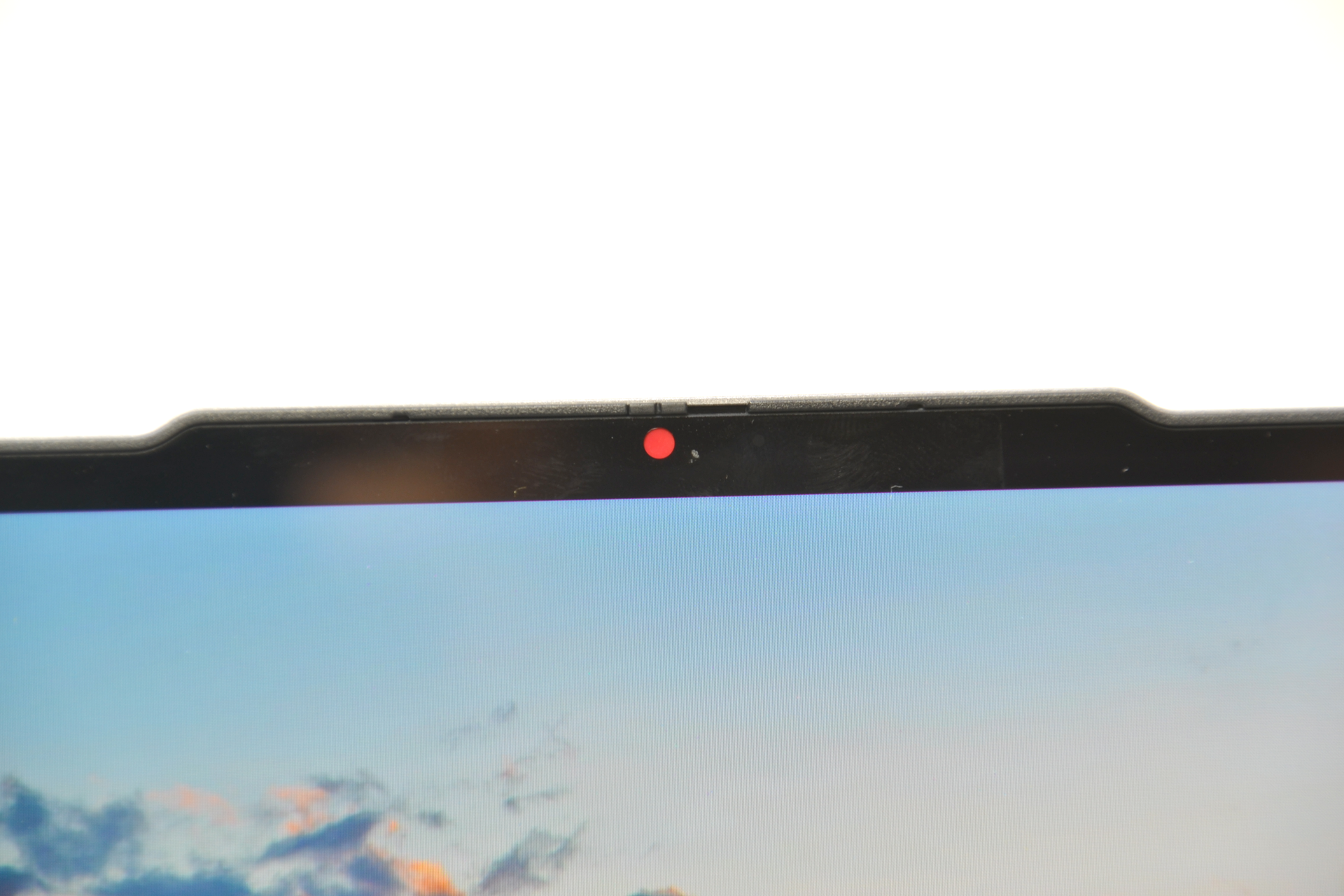 物理シャッターでカメラを閉じられる