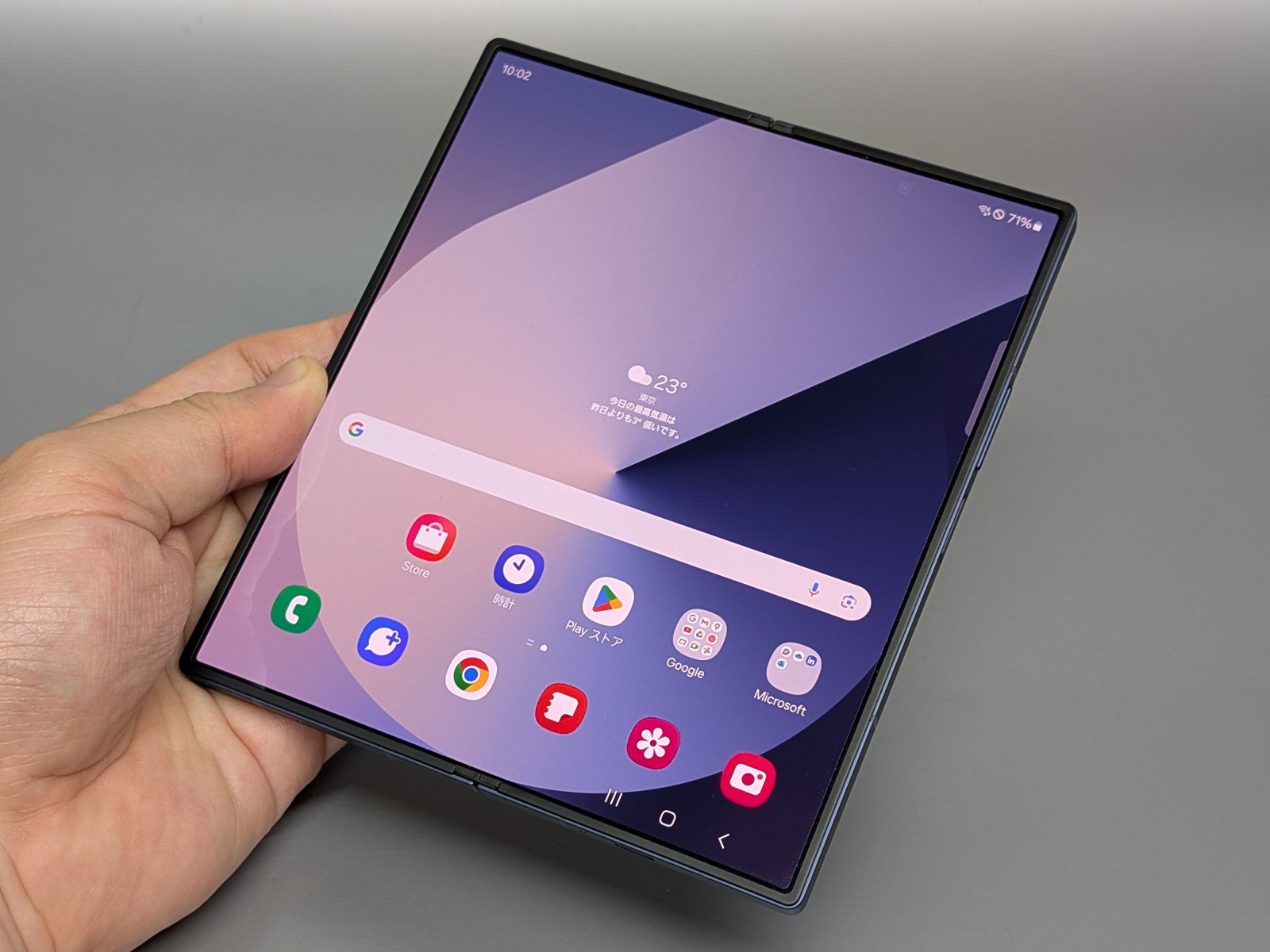 「Galaxy Z Fold6」。広げた状態では7.6型で、正方形よりもわずかに縦長
