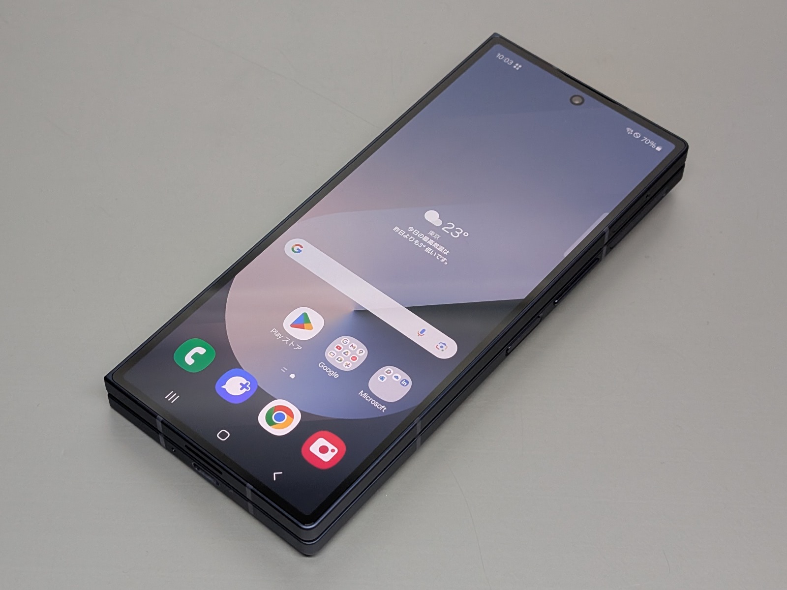 閉じた状態では6.3型。一般的なスマホに比べるとかなり幅はスリムだ