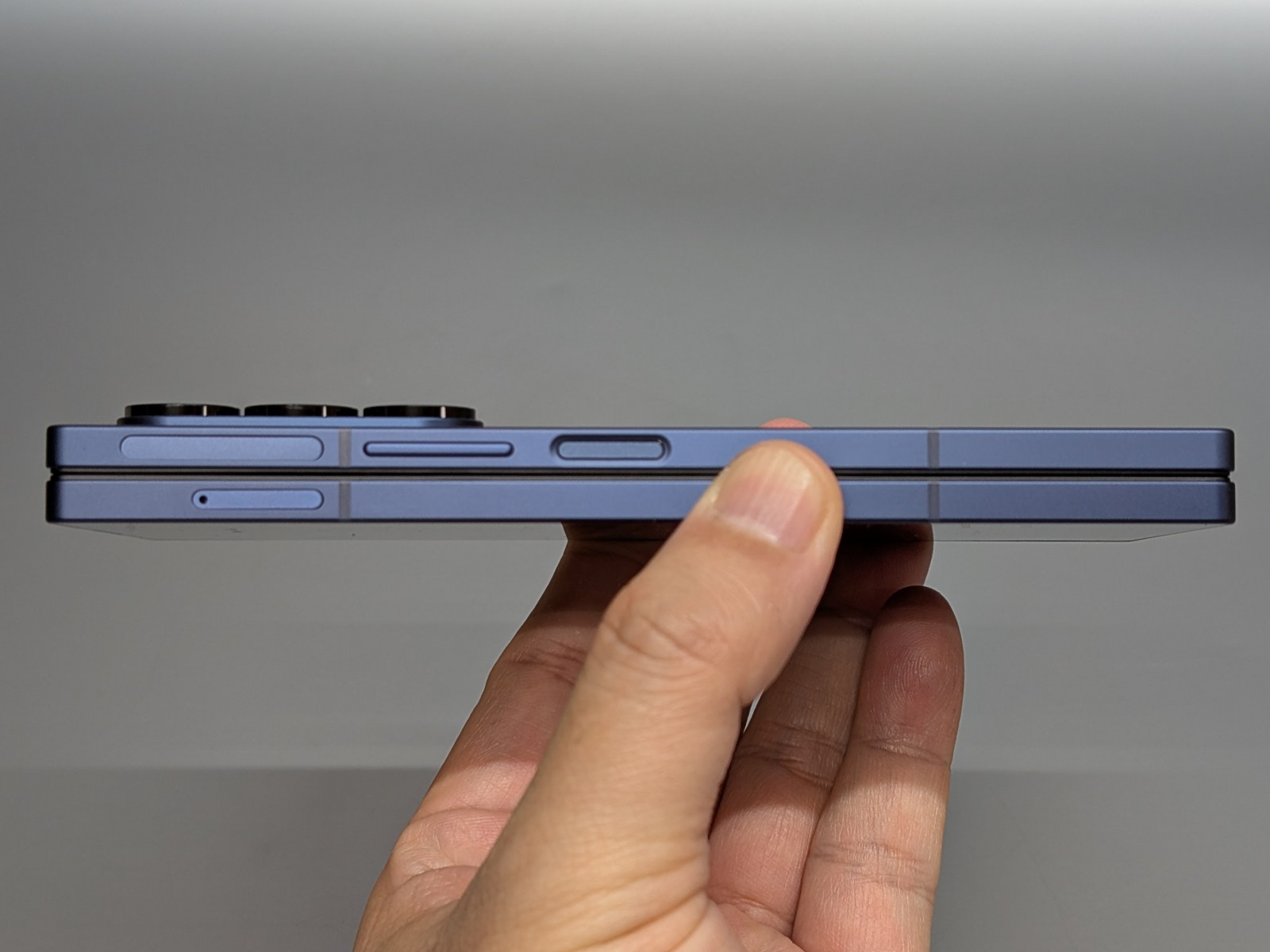 閉じた状態での側面。中央寄りの凹んだところが電源ボタン兼指紋センサー