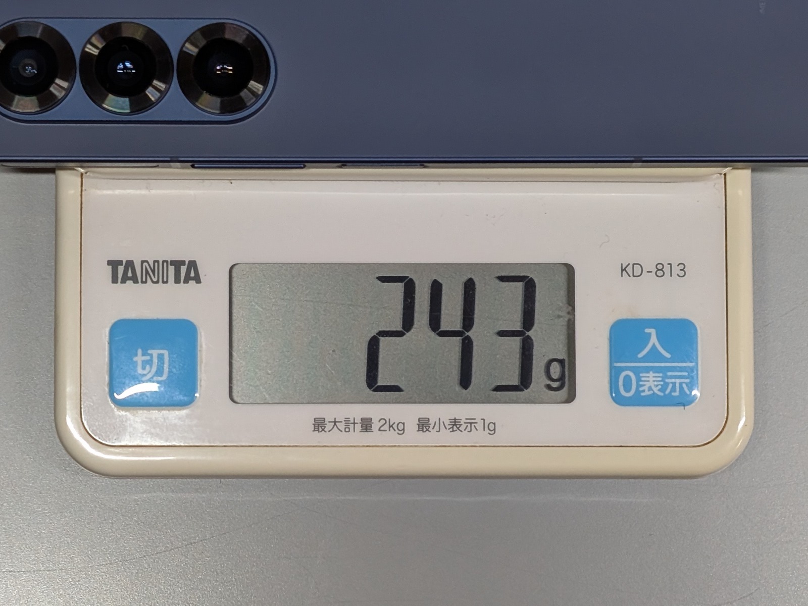 重量は実測243g。6型後半の大画面スマホよりわずかに重い程度だ