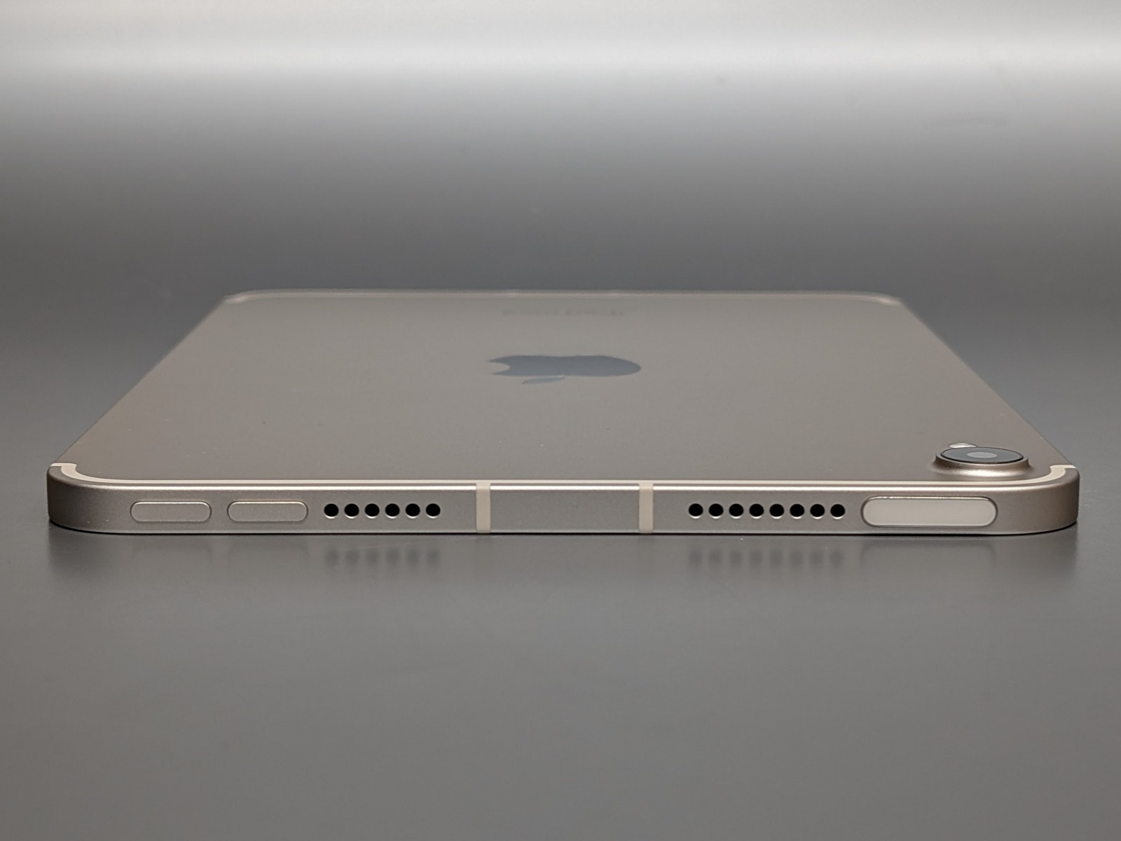 指紋センサーを兼ねた電源ボタンと音量ボタンは同じ面に配置される