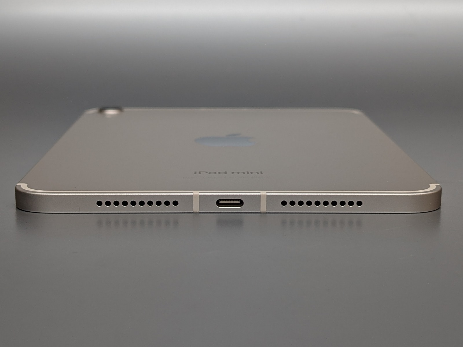 反対側の面にはUSB Type-Cポートを搭載する