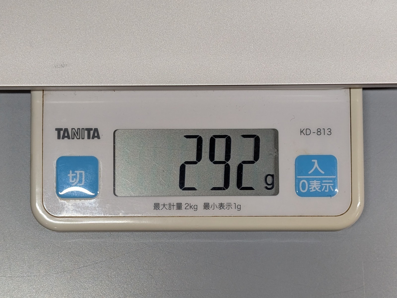 重量は実測292g。8型クラスのタブレットとしては軽量な部類に入る