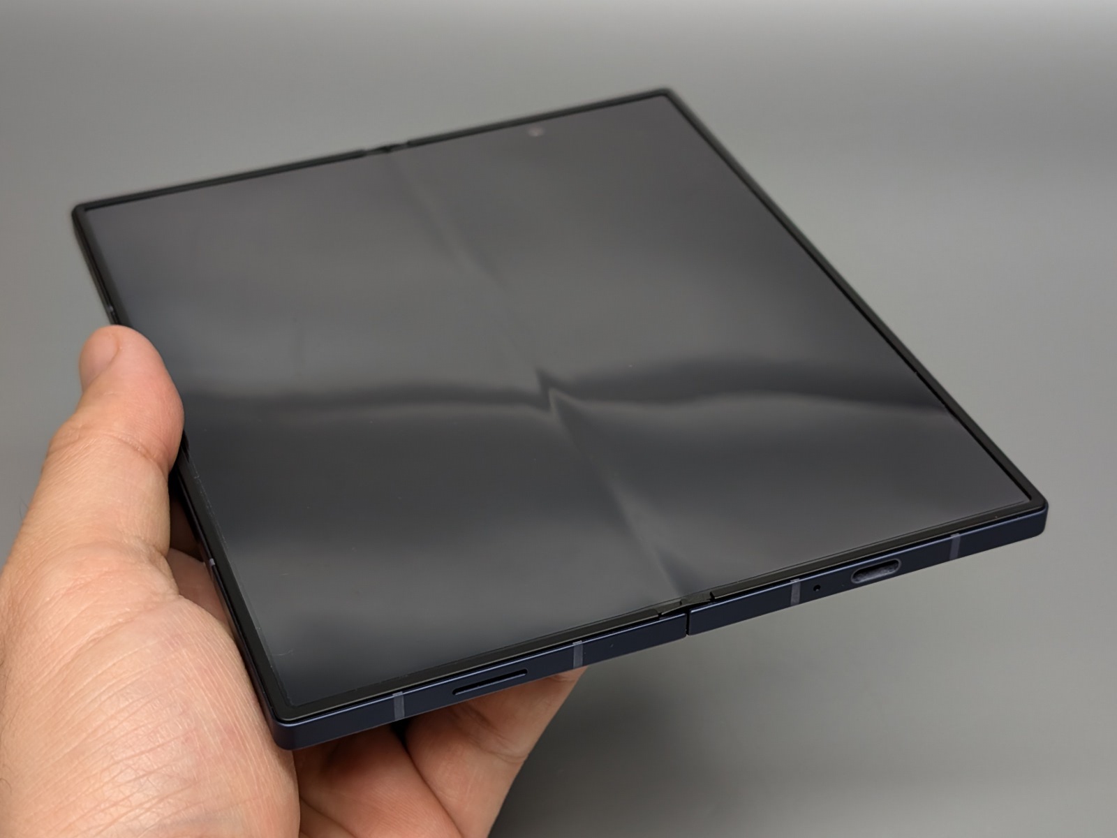 開いたところ。完全にフラットというわけではなく、消灯状態では凸凹も目立つ