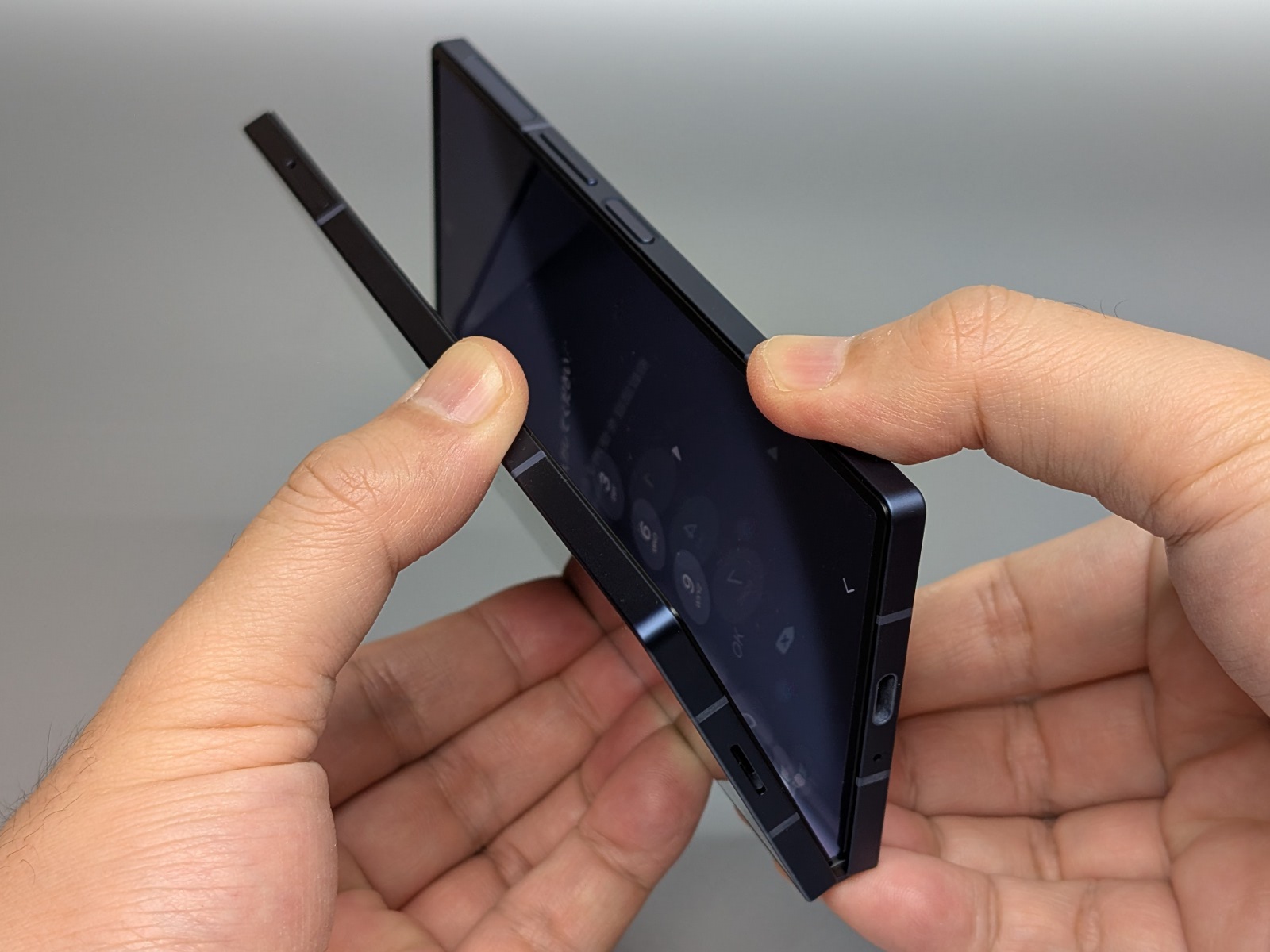 開閉は両手で行う必要がある。ヒンジの力は強く、片手での開閉はまず不可能だ