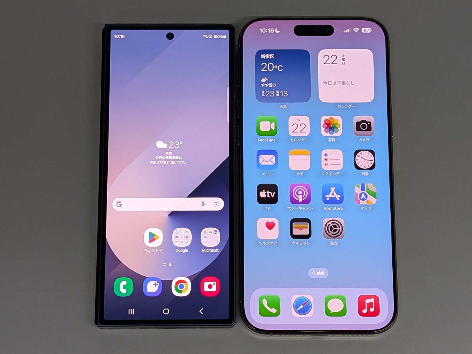 折りたたんでカバーディスプレイを表示した状態。iPhone 16 Pro Max（右）と天地サイズはほぼ同じながら幅はスリムだ