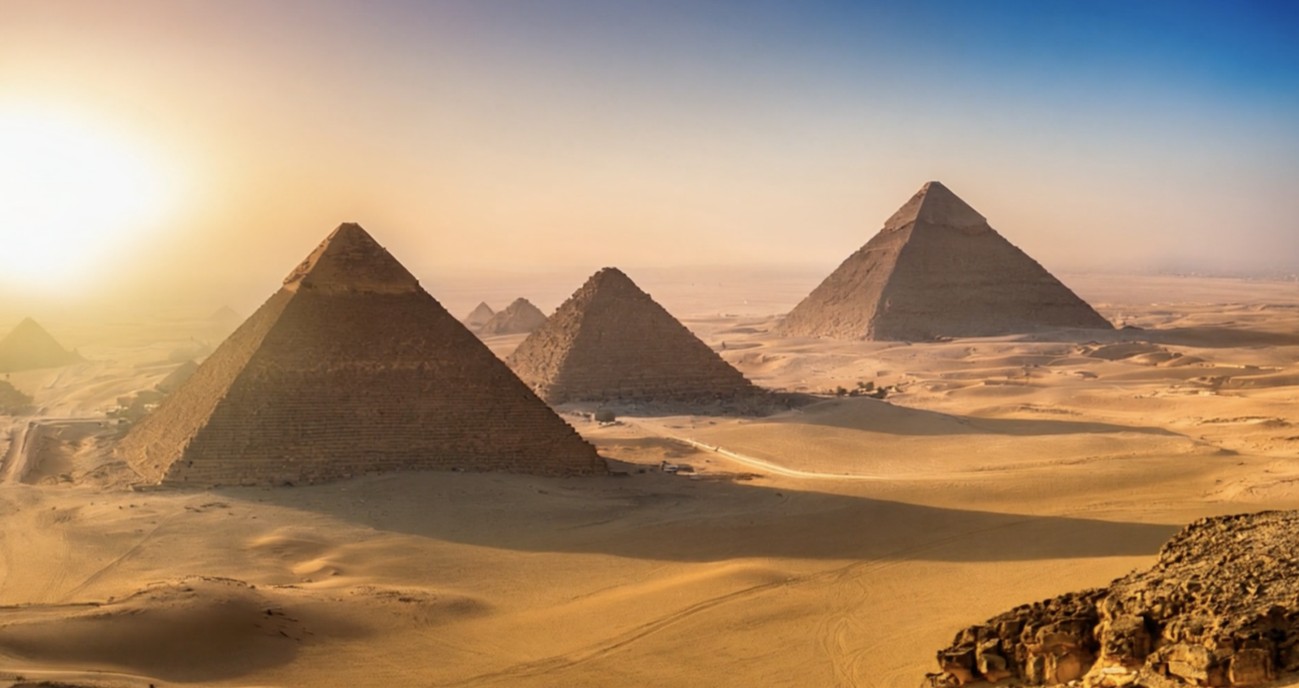 プロンプト：エジプトのピラミッドを空からゆっくりと追う、映画のようなショット