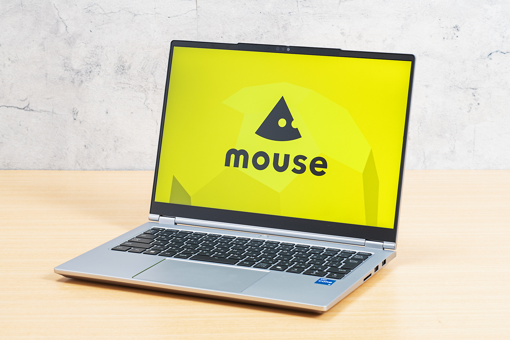 ちょっといいPCの代表として選んだ「<a href="https://www.mouse-jp.co.jp/store/r/ra3013072_ssp/?utm_source=mdmr&utm_medium=content-text&utm_campaign=2505_mouse_imprs&utm_content=pr" class="strong nb" target="_blank">mouse B4</a>」。結論を先に書いてしまうと、思っていた以上にしっかり使えた印象。初心者の方が学習や趣味で始めるには、まったく心配いらないと思われる。