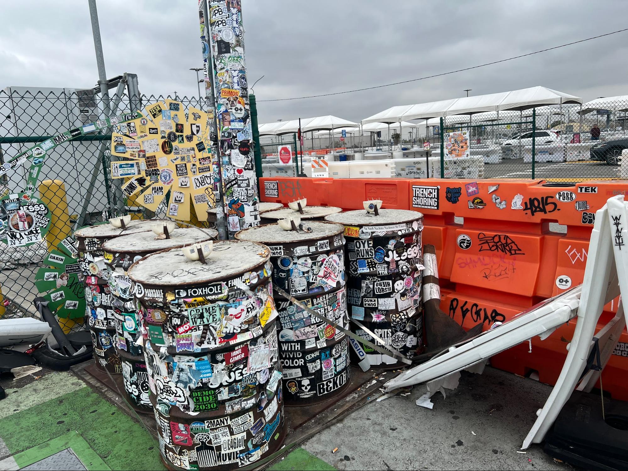 LAX-itで見かけたステッカーの山。世界中の旅行者が貼っていたものと思われます。治安悪い感じの絵になりましたが、特に危険性はない感じ