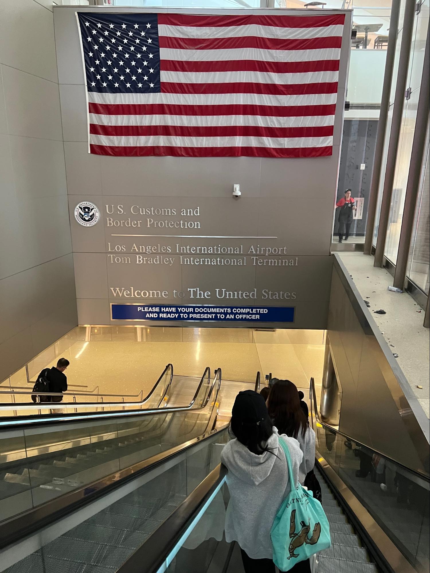 「米国へようこそ」的な映えポイント。ロサンゼルス国際空港到着後の入国審査前に見れる