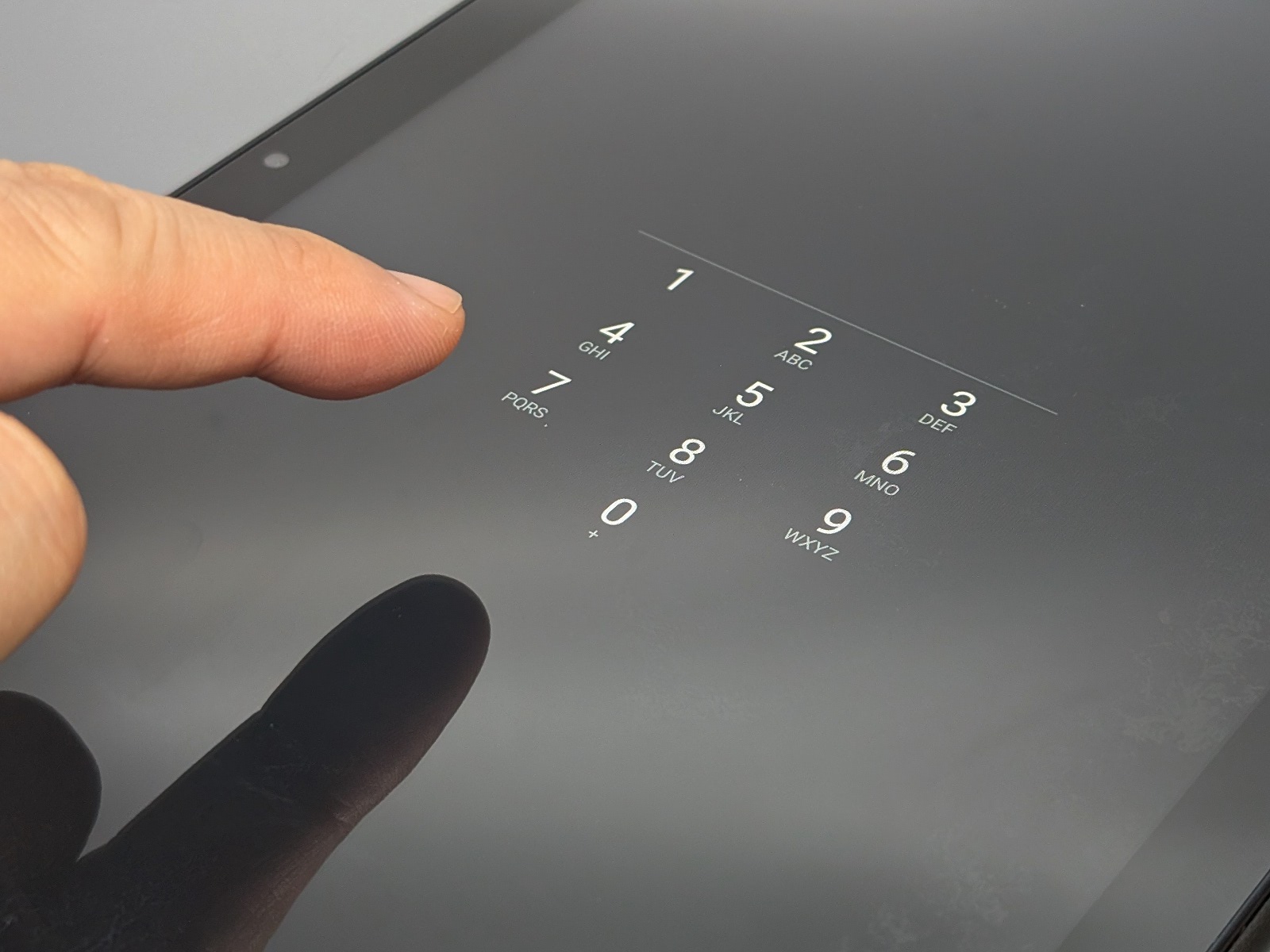 生体認証は非対応で、ロック解除はパスワードないしはPINで行う