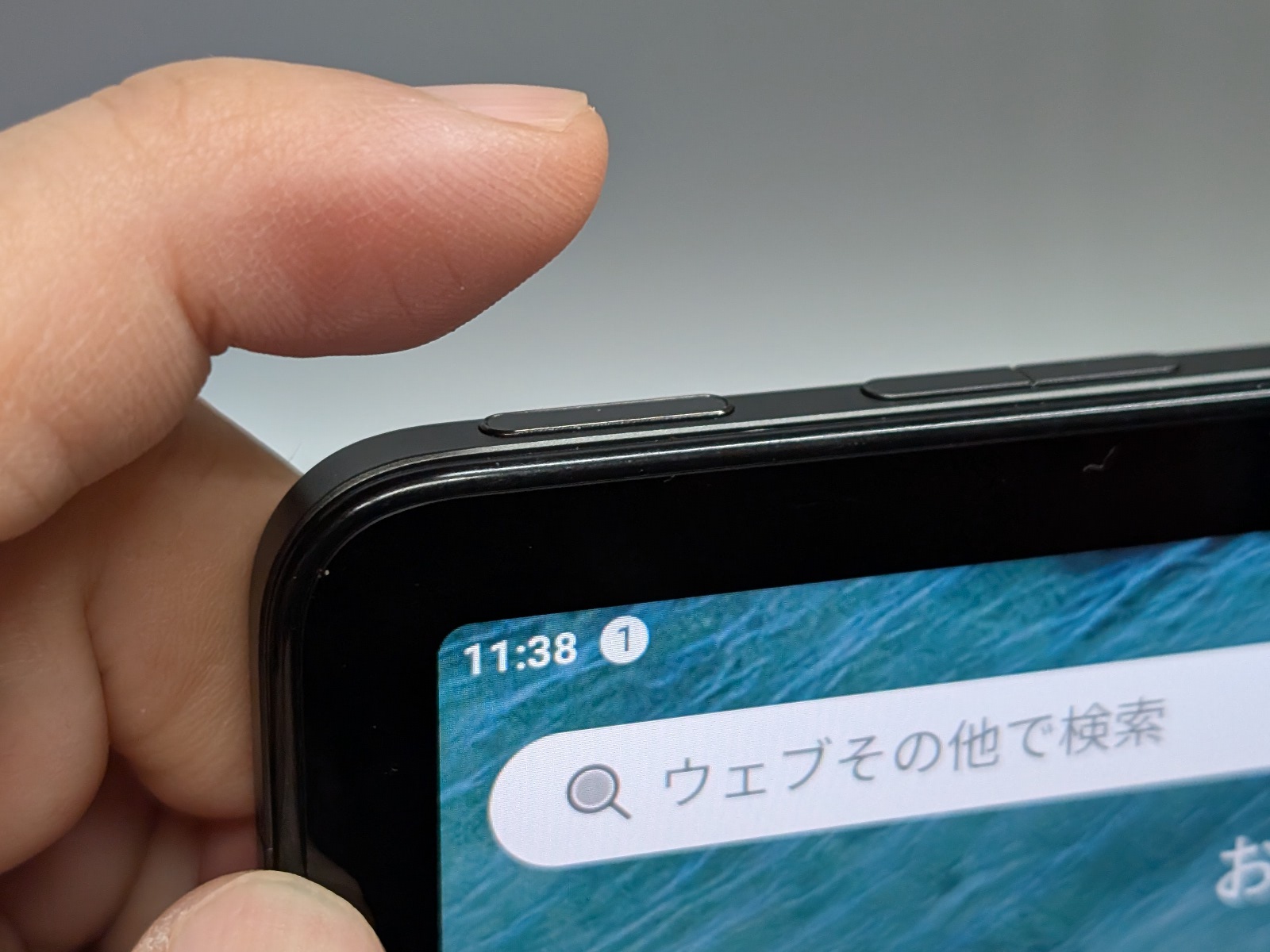 電源ボタンと一体化した指紋認証センサーを搭載する