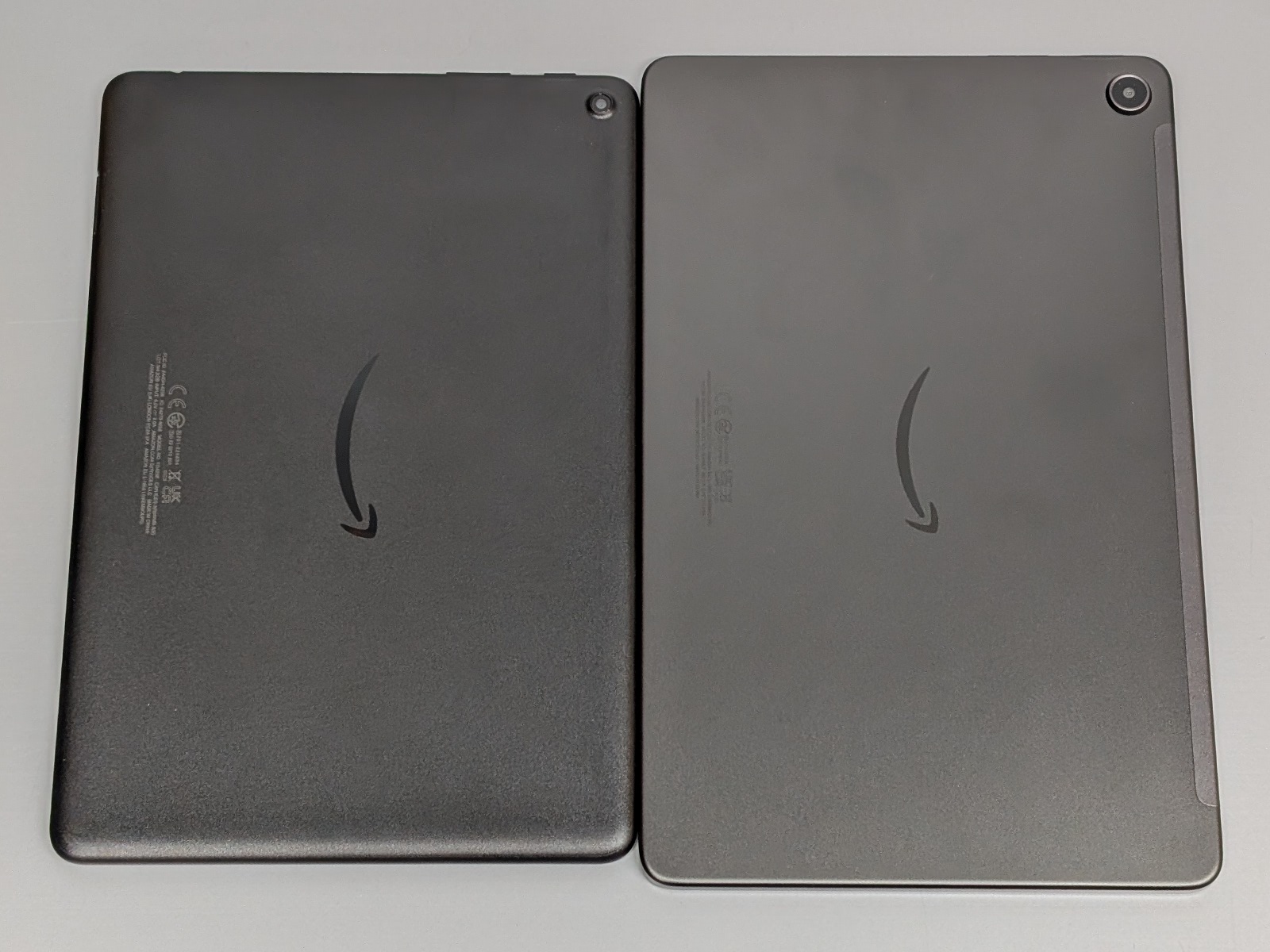 裏面の比較。樹脂製（左）と金属製（右）という素材の違いが写真からもわかる