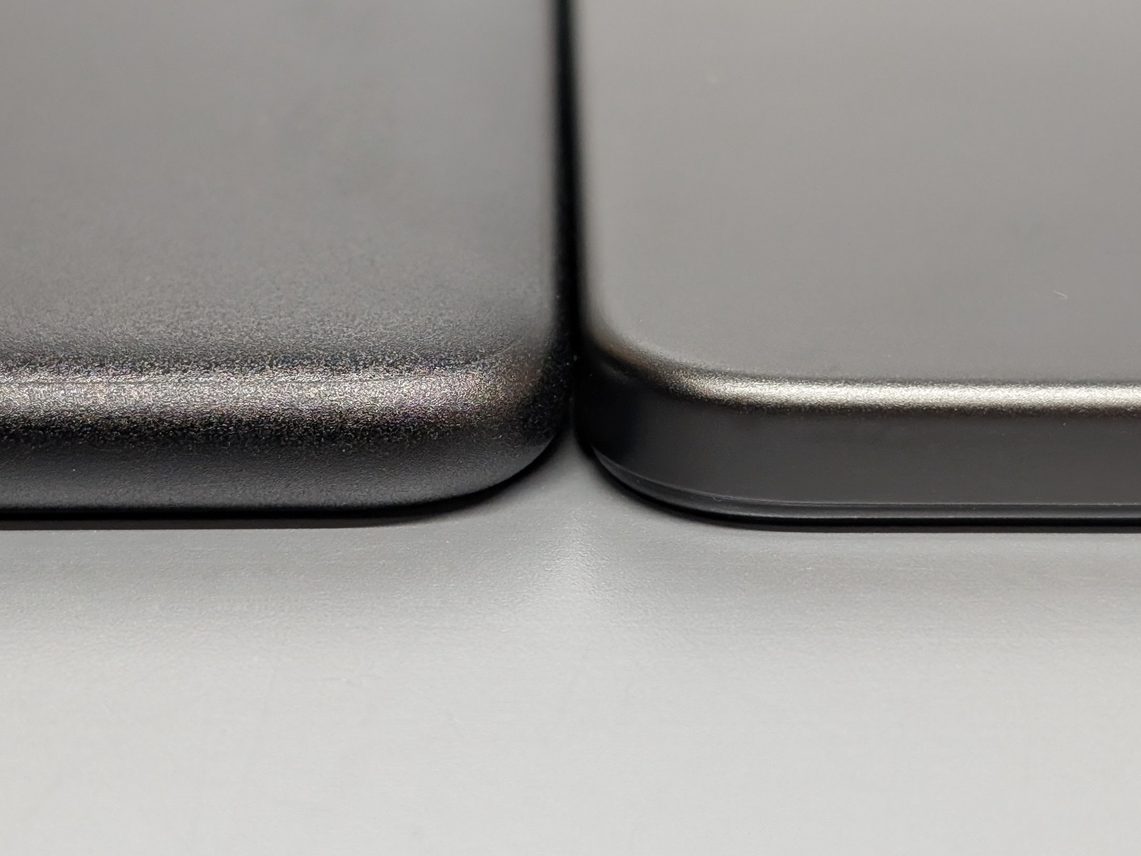 「Fire HD 10」（左）は丸みがあり、「Fire Max 11」（右）は直線的なデザインだ。厚みについては「Fire Max 11」のほうが約1mmほど薄い