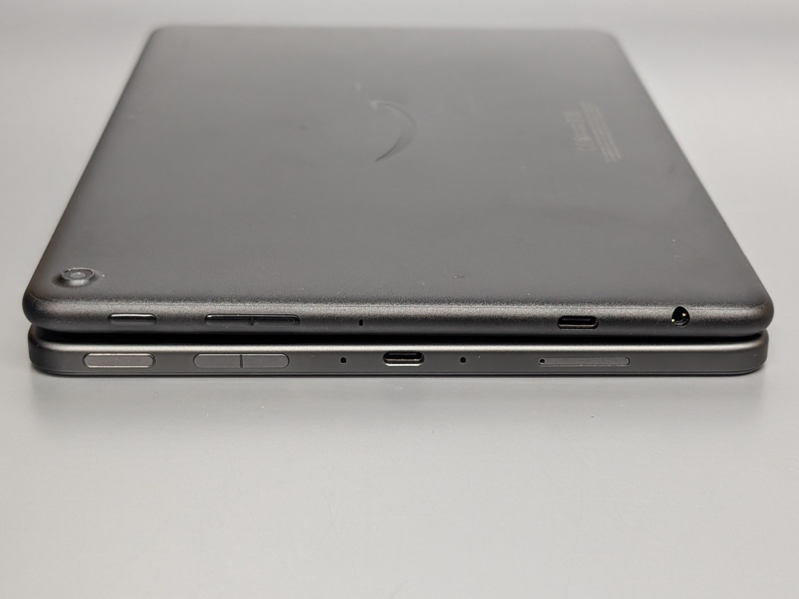 電源ボタンと音量ボタンの配置は同一だが、「Fire HD 10」（上）はUSB Type-Cポートが中央ではなく右に寄っているなどややクセがある。またイヤホンジャックを搭載するのも特徴だ