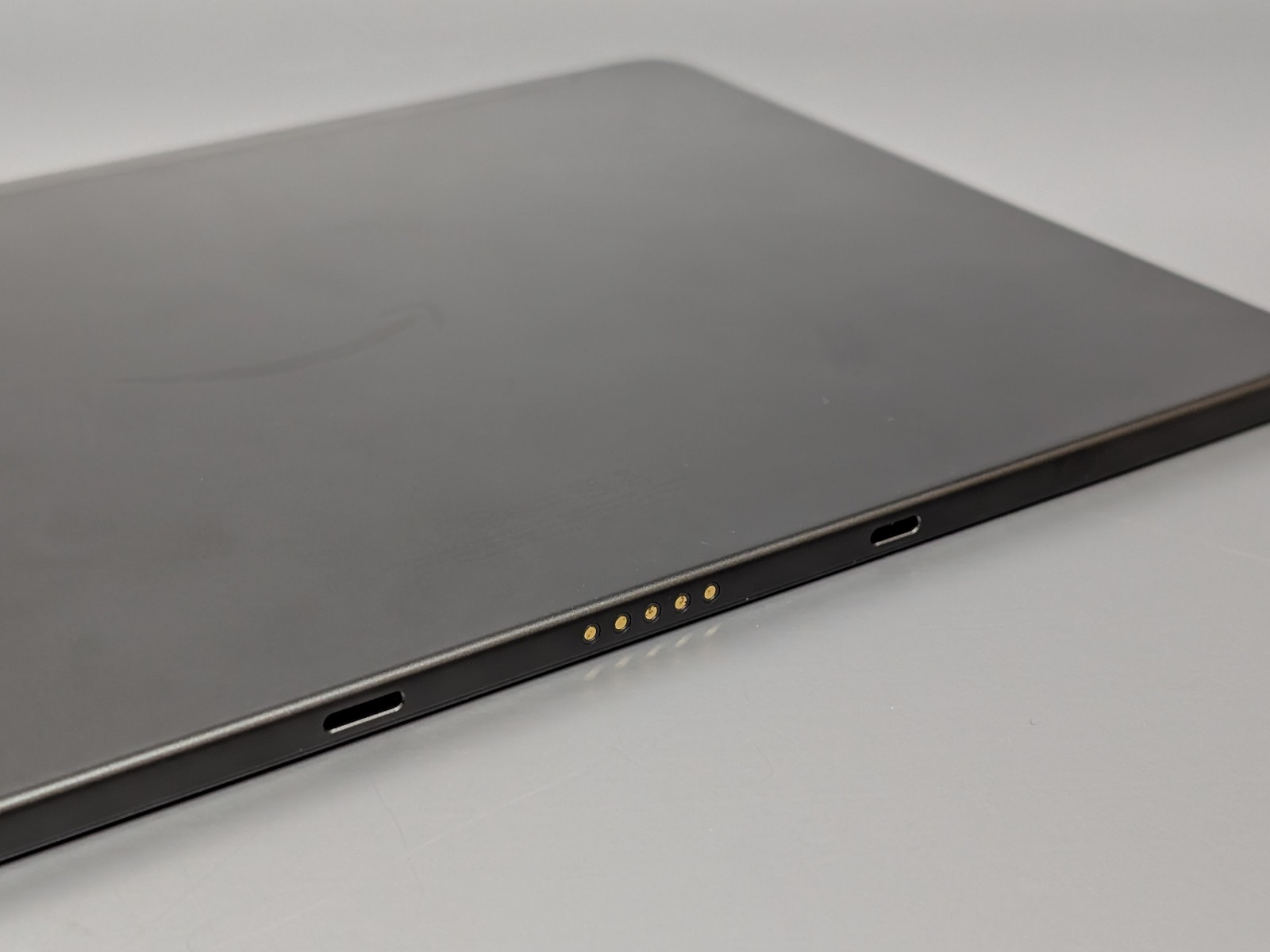 「Fire Max 11」底面の拡張ポート。専用キーボードをつないでノートPCライクに使うことを考えているのであれば、このポートの存在は価値があるだろう