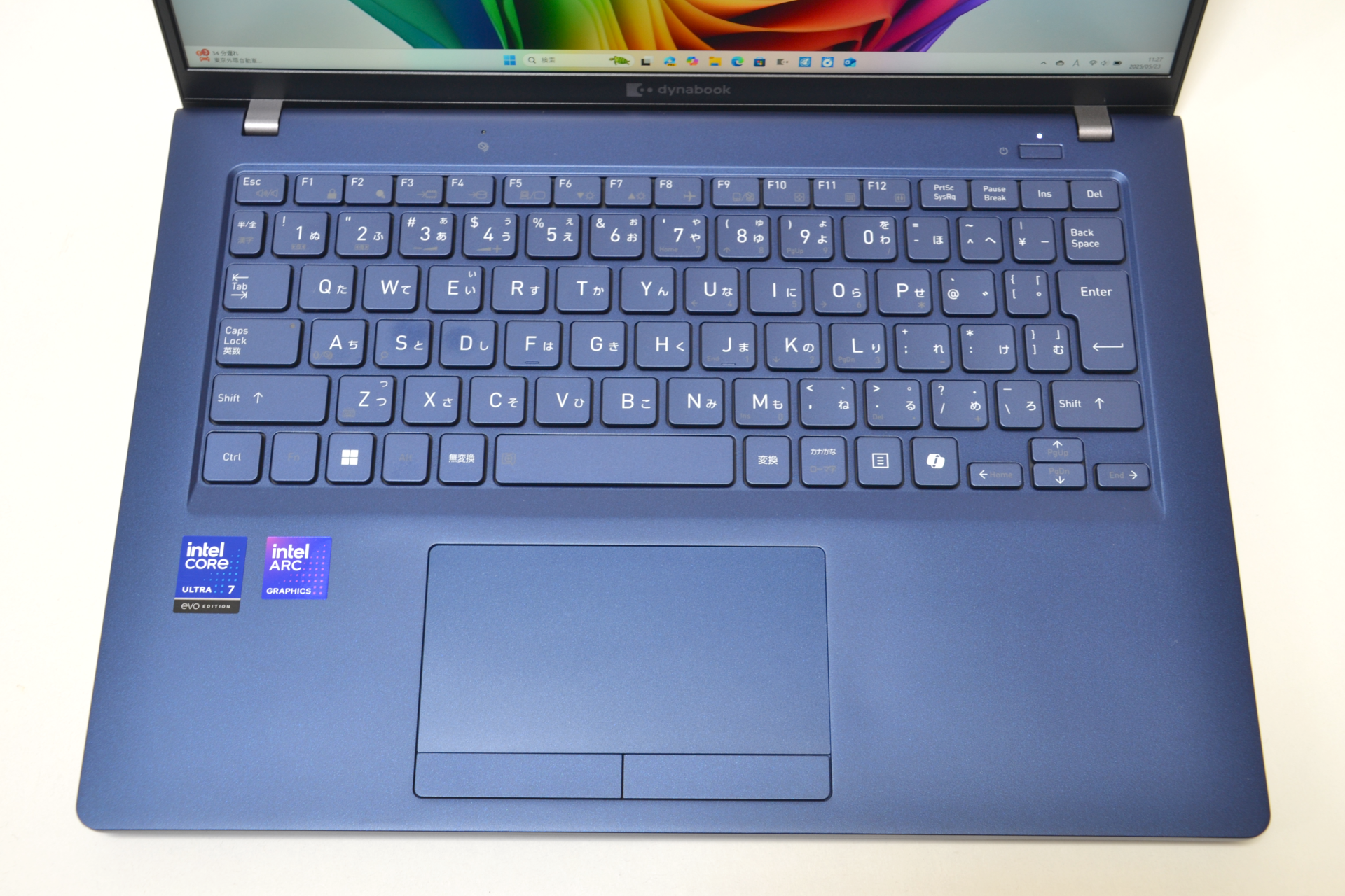 電源ボタンはキーボードの右上、枠外に配置