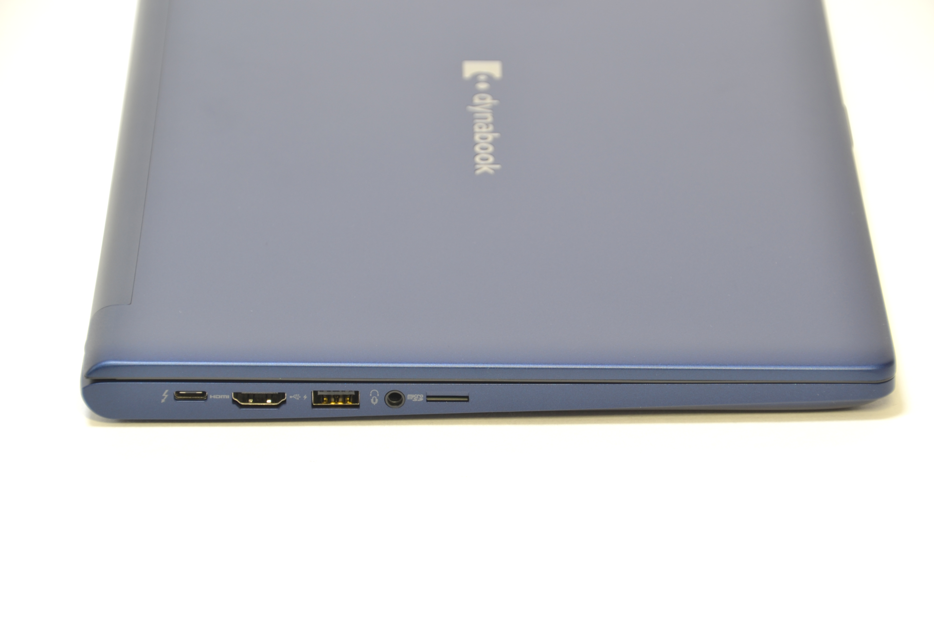 本体左側面。USB Type-C形状の端子がThunderbolt 4