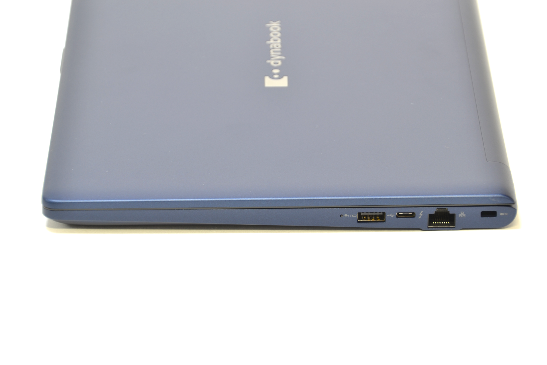 本体右側面にもThunderbolt 4を搭載。どちらからでも充電できる