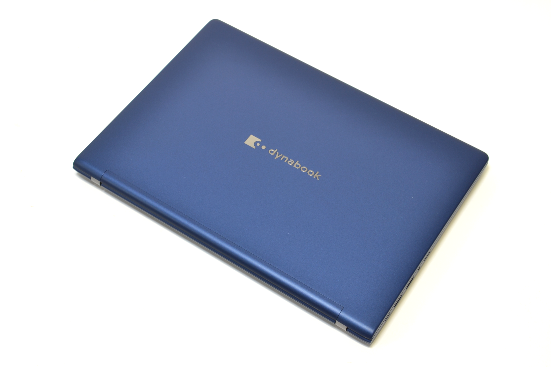 角がない丸みのある筐体。最近は天面フラットで角がついたものが多い印象