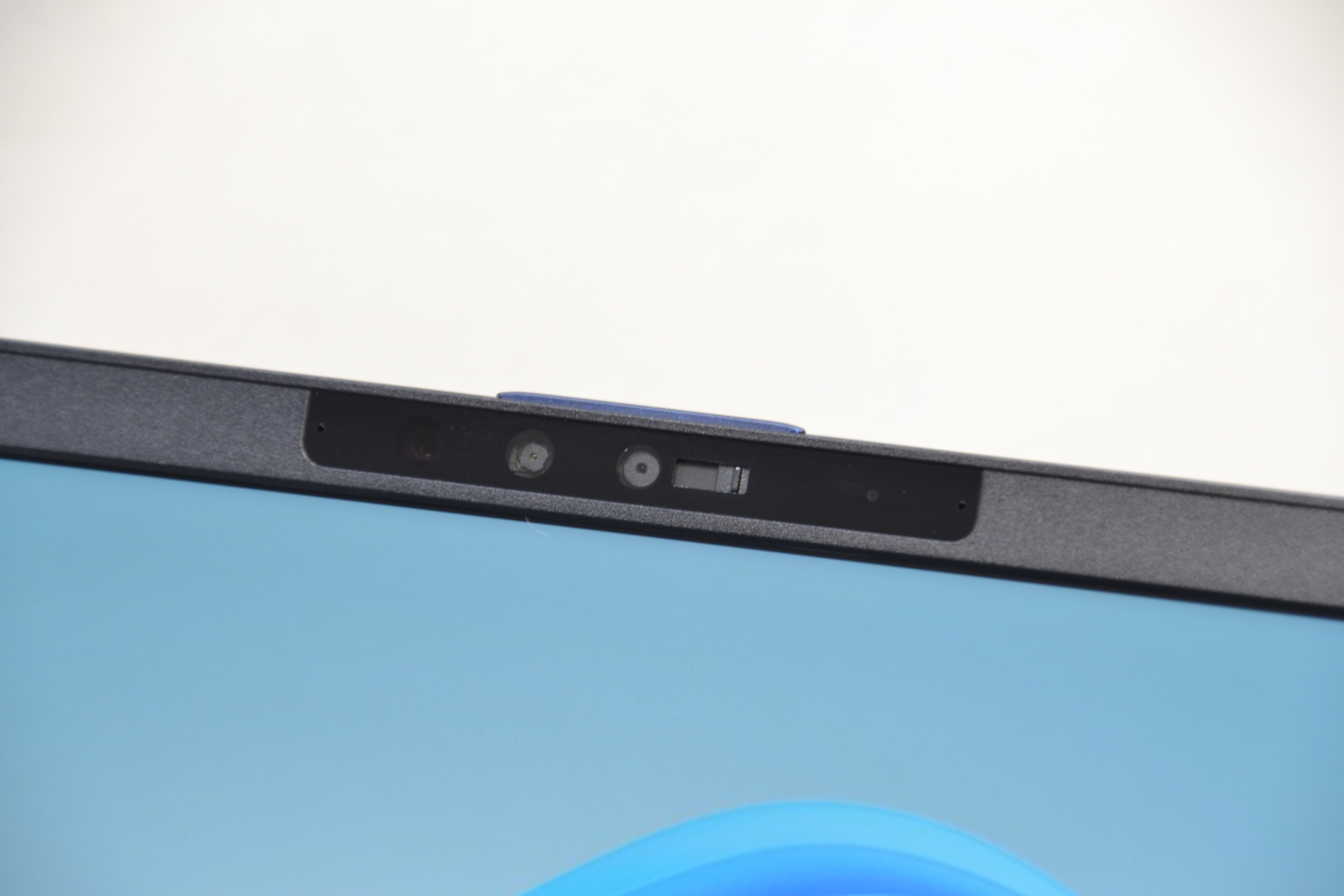 高性能Webカメラには物理シャッターも搭載。手でスライドして開閉できる