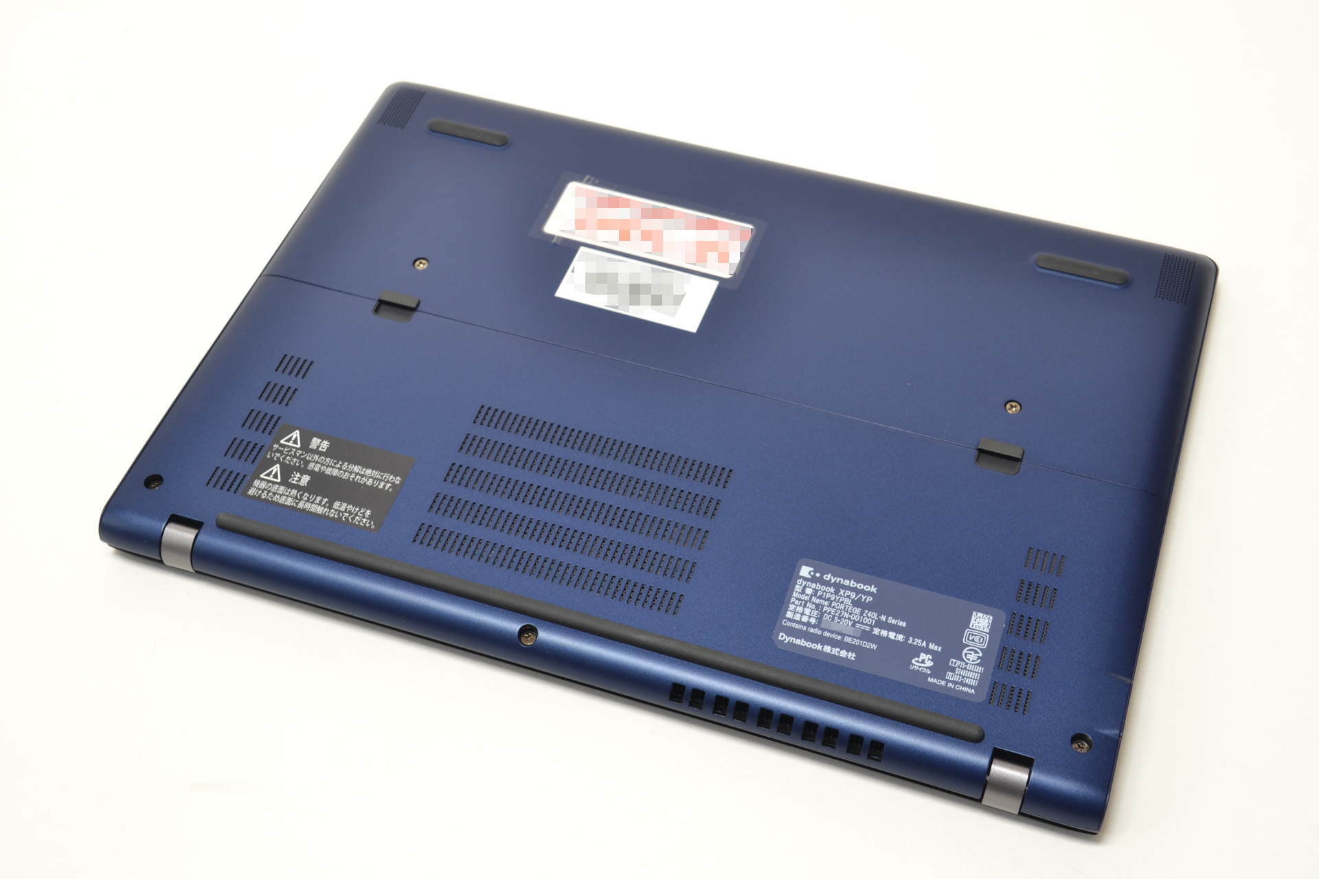 背面。バッテリの脱着はネジ2点を外す必要があり、うっかり外してしまう心配はない