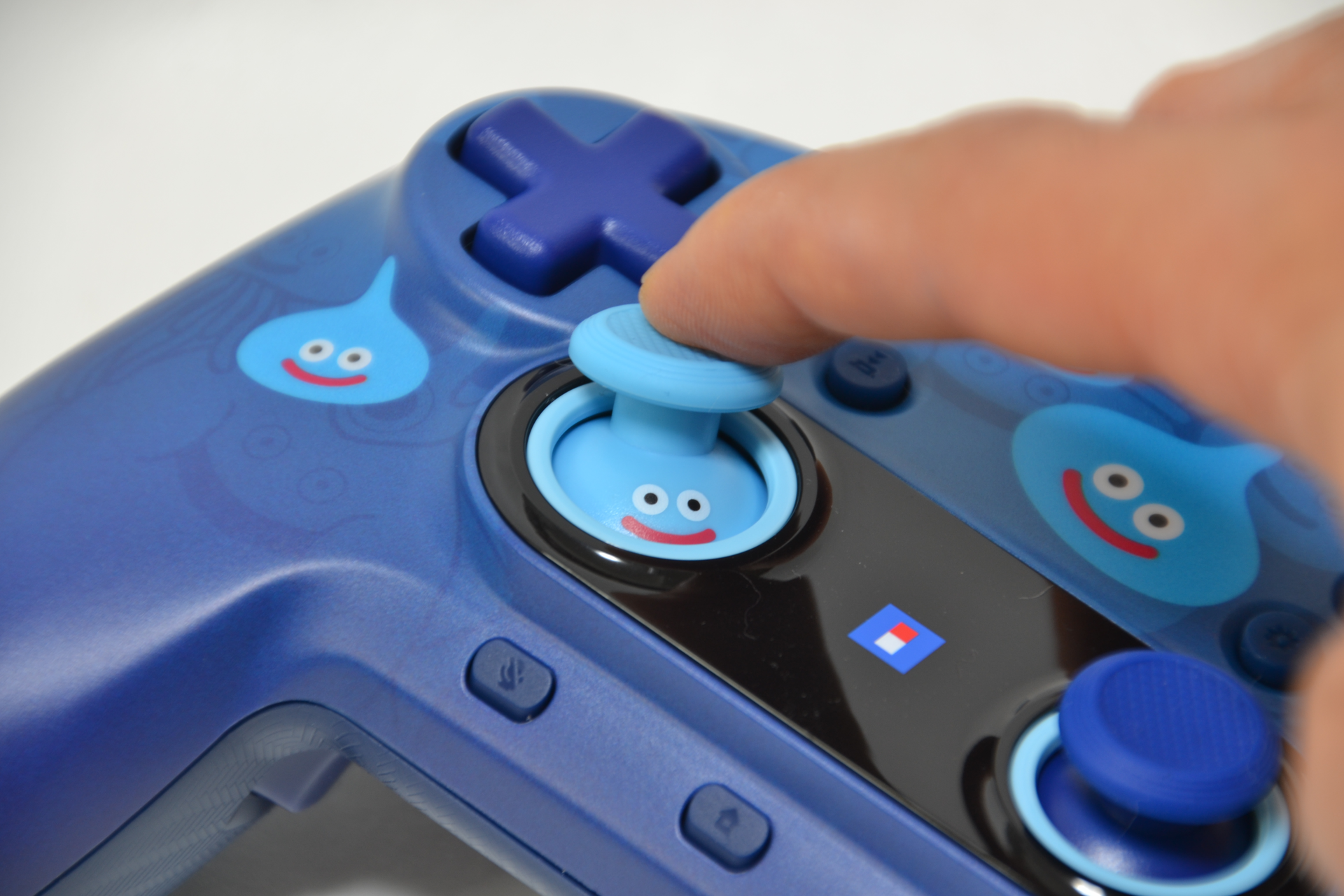 左アナログスティックにスライムの顔が隠れている