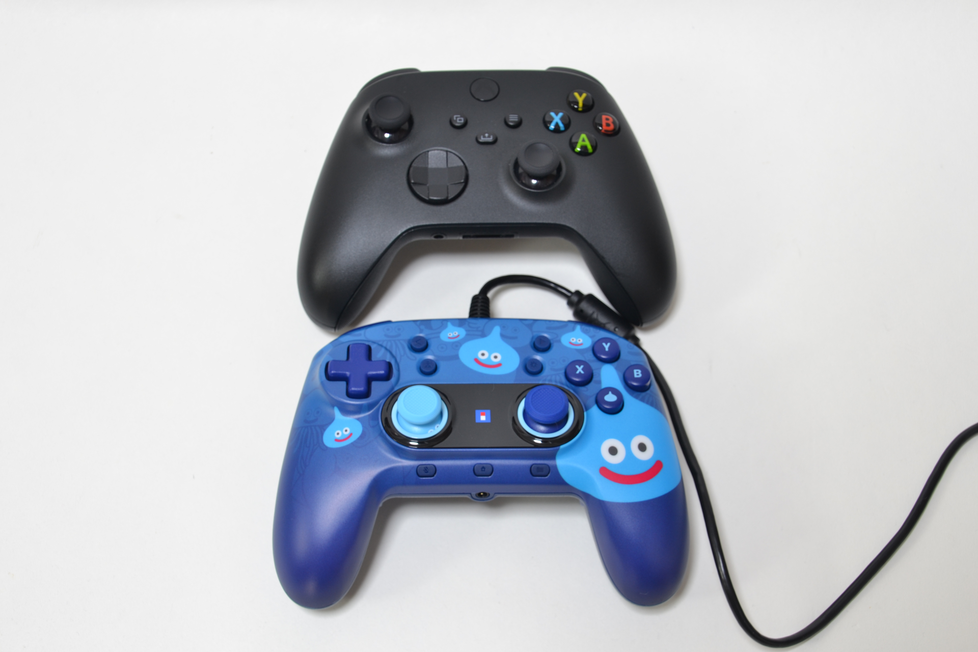 Xbox用ゲームパッドと並べると、少し横長のデザインになっているのがわかる