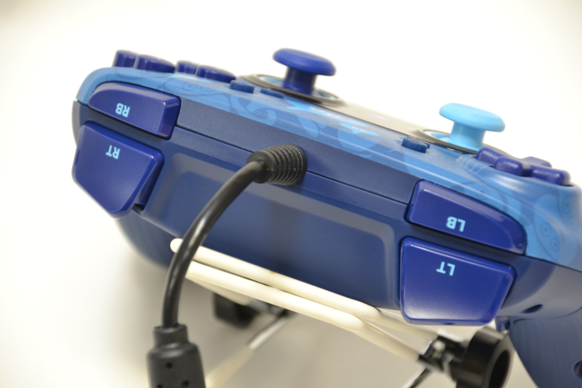 L/Rボタン部。トリガーは浅めでデジタル入力に近い手ごたえ